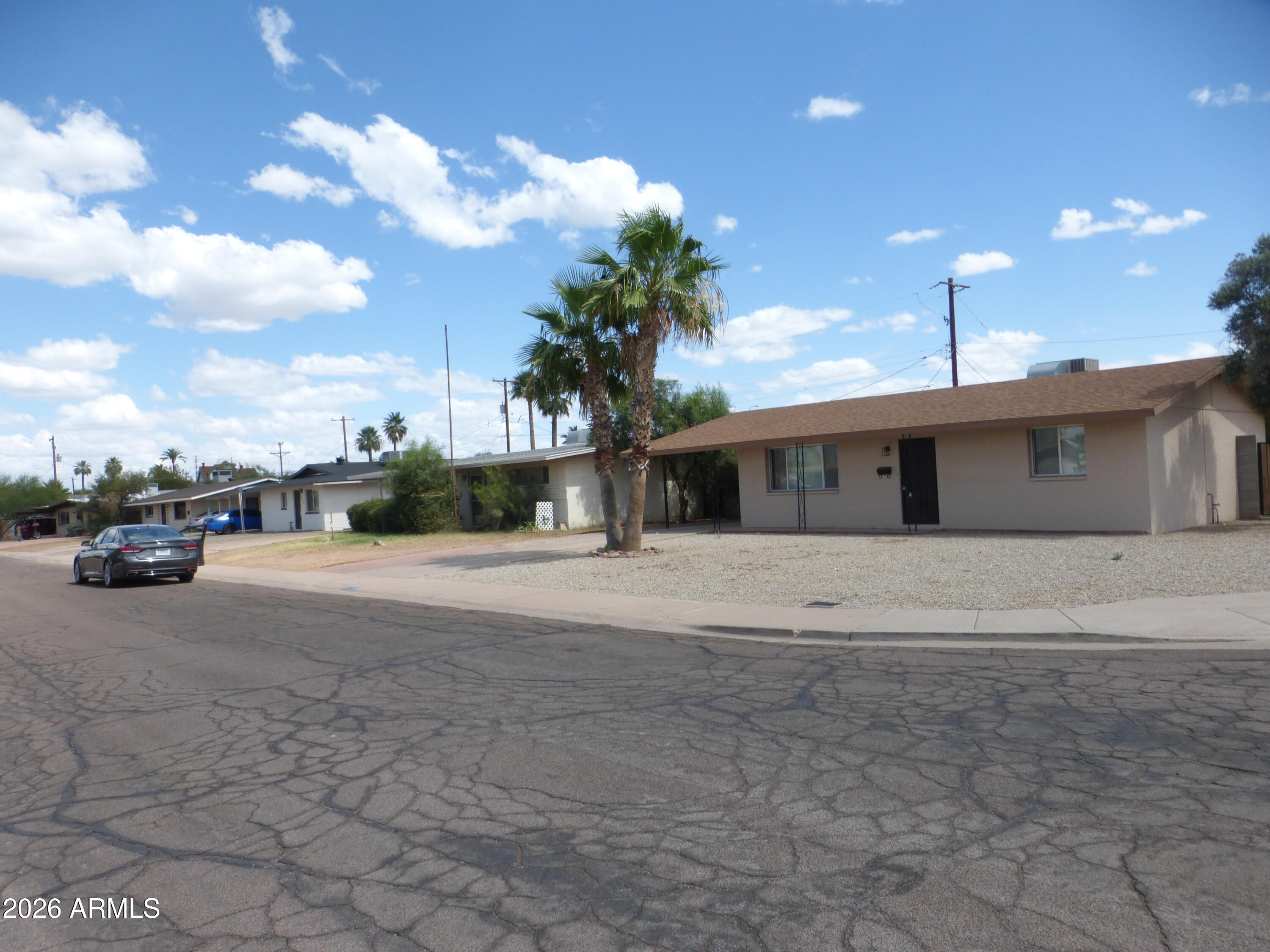 1539 W HUNTINGTON Drive