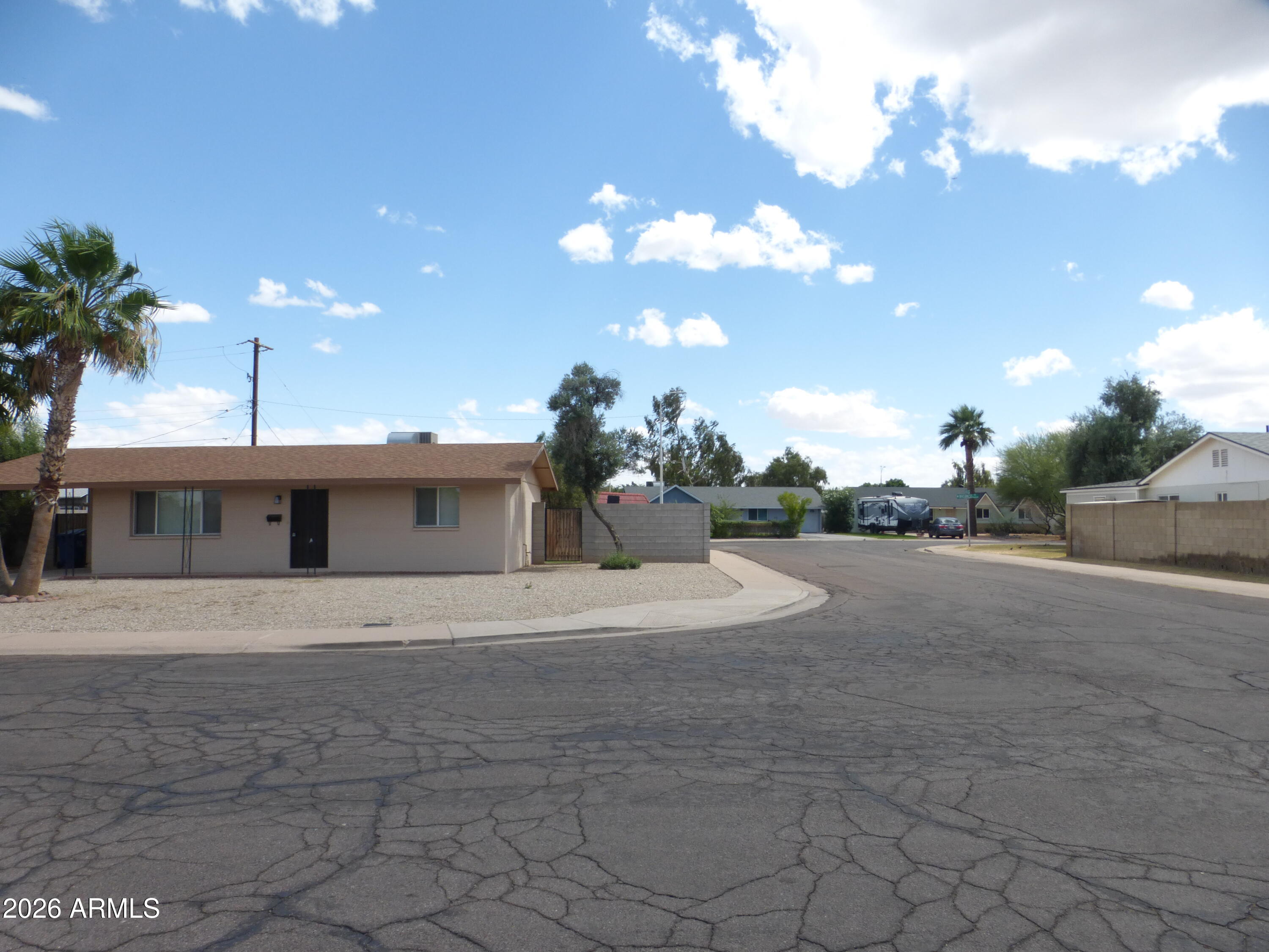 1539 W HUNTINGTON Drive