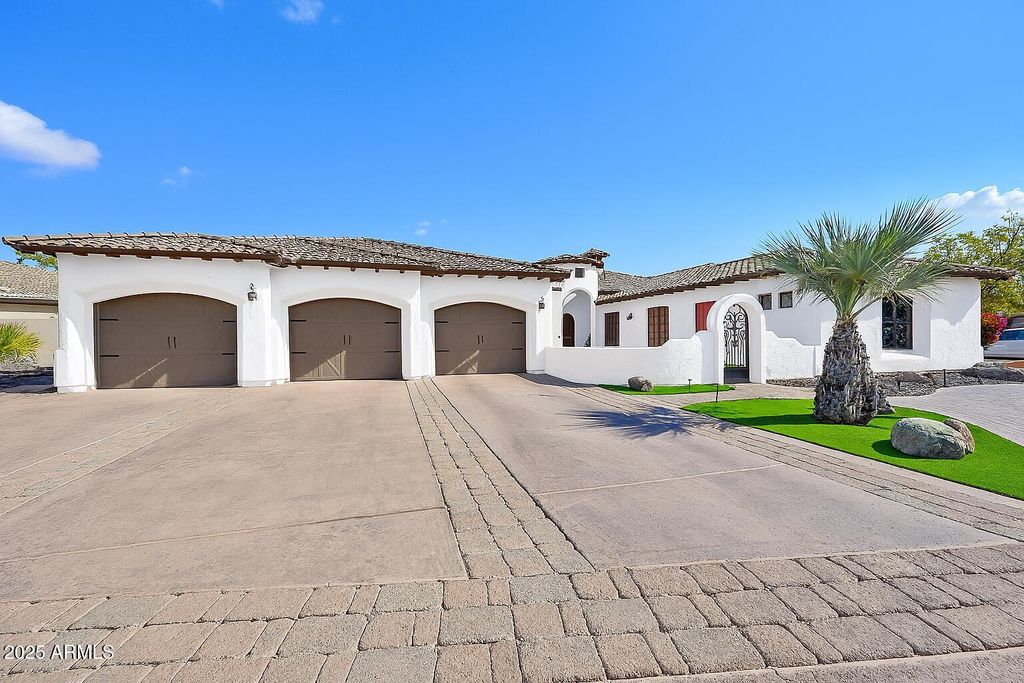 Photo of 351 N Cloverfield Circle, Litchfield Park, AZ 85340 (MLS # 6998759)