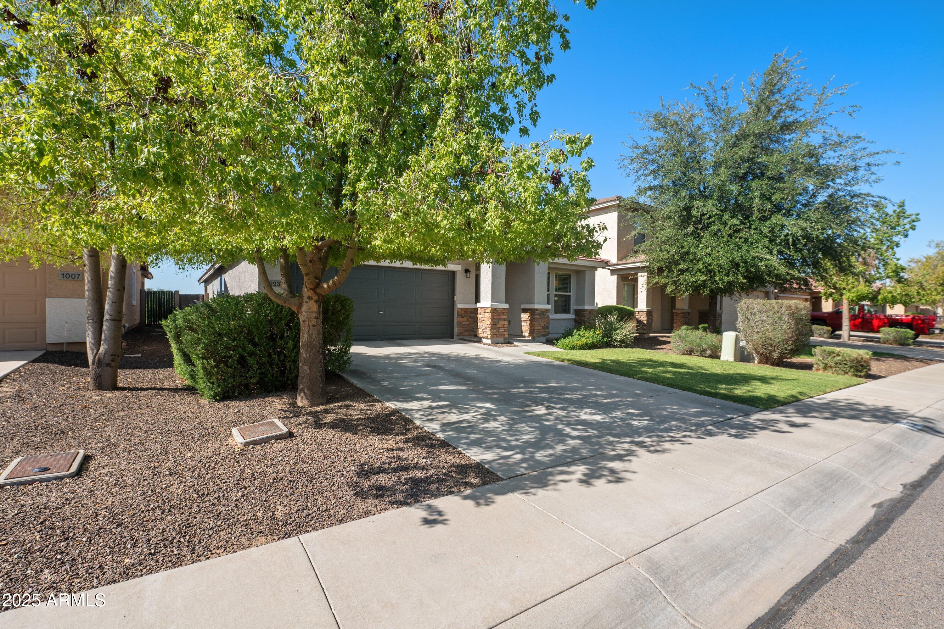 993 E Leslie Avenue