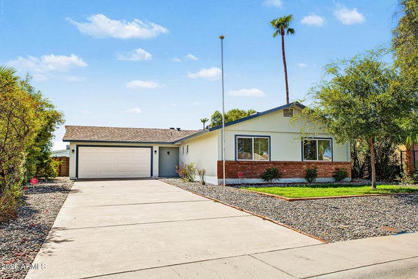 2301 E LAUREL LN, PHOENIX, AZ 85028 - Image 90c2c072f2619cd2d11b7dde3dd549aa/1945829635