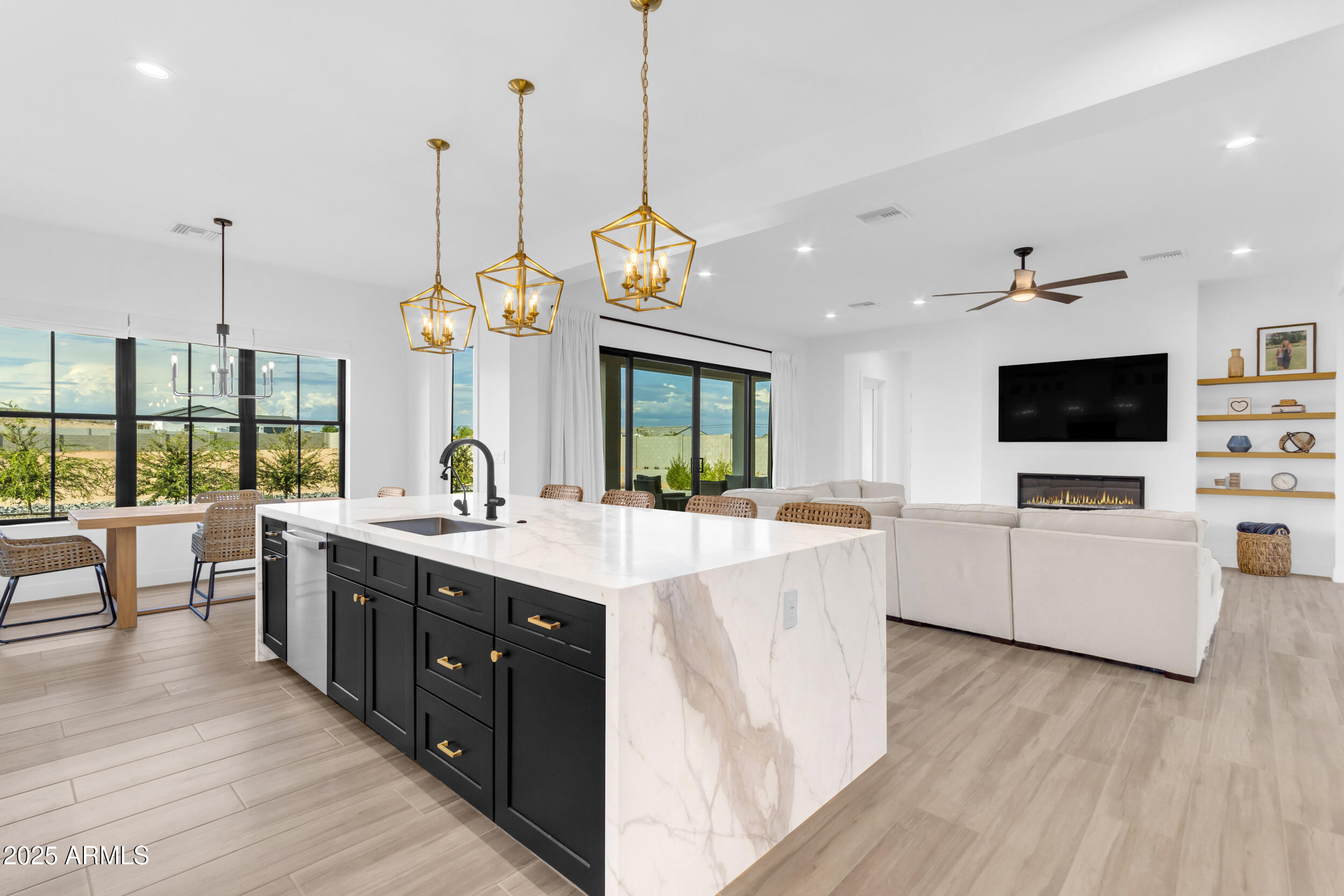 1138 W CATHERINE Lane