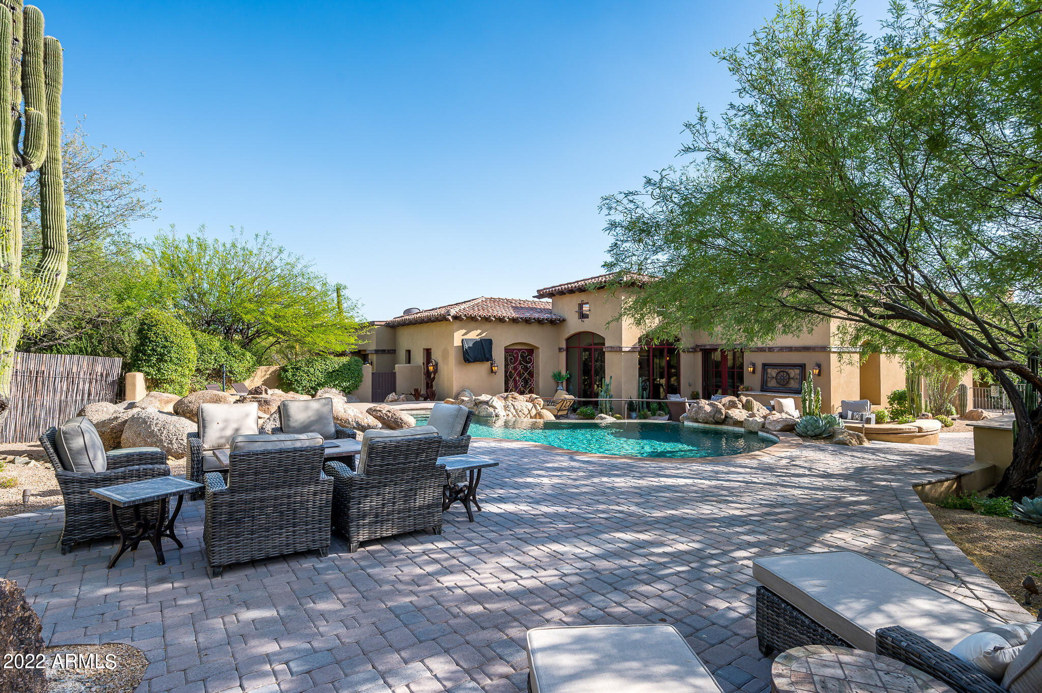 WHISPER ROCK - Residential