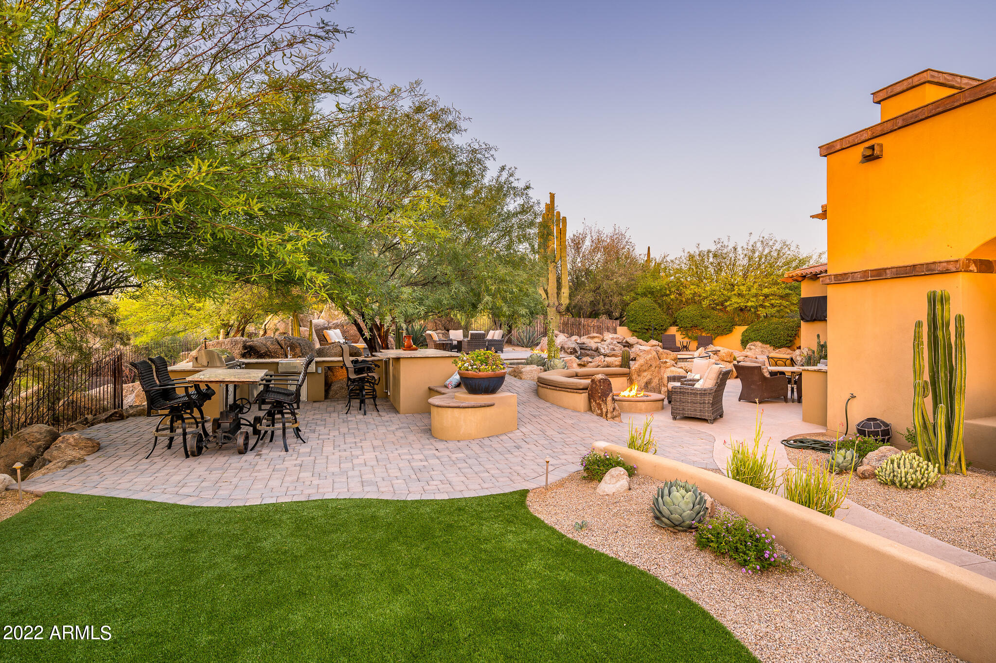 WHISPER ROCK - Residential
