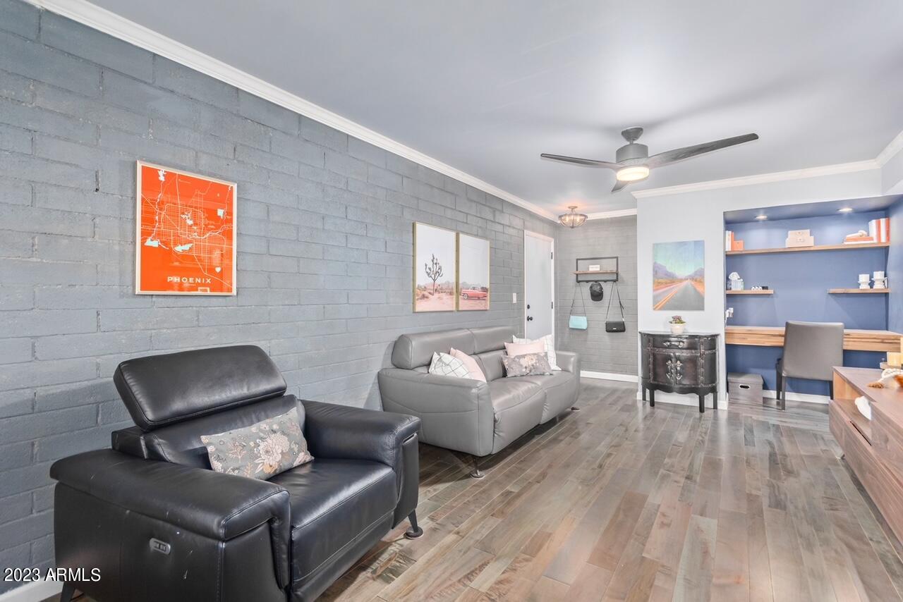 2532 W berridge Lane e204