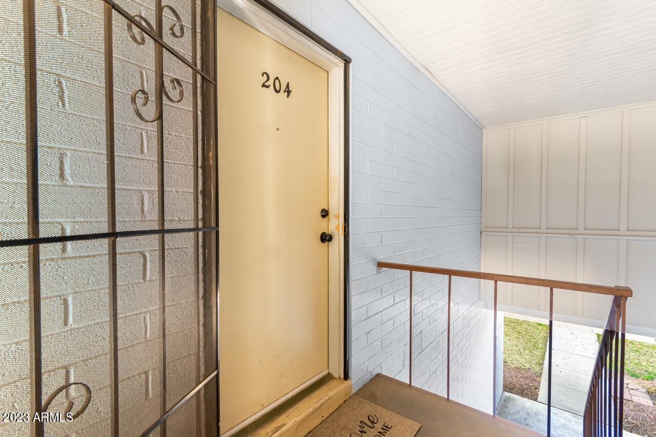 2532 W berridge Lane e204