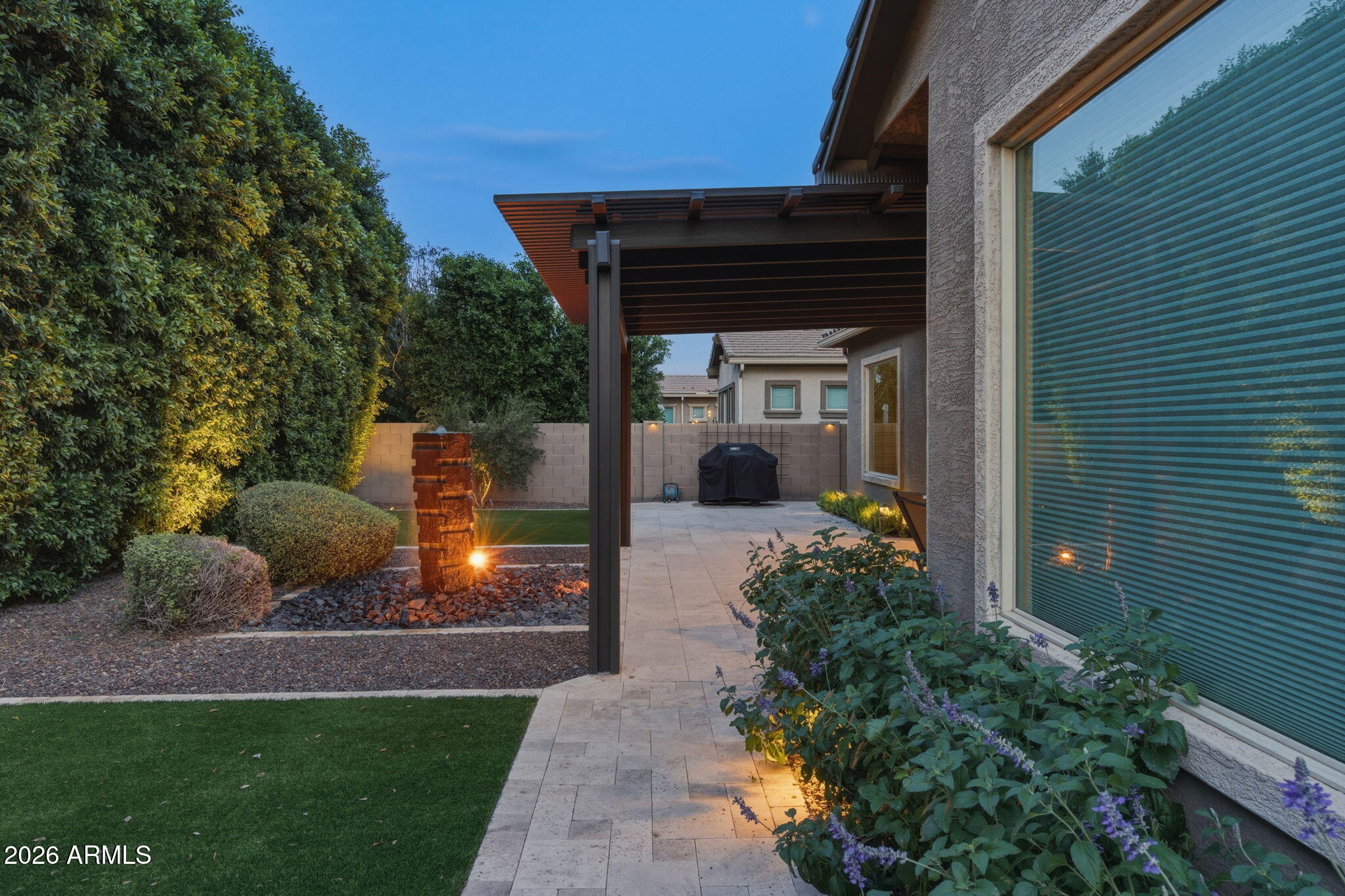 1104 E KNIGHTSBRIDGE Way