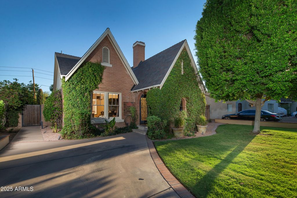Photo of 321 W Vernon Avenue, Phoenix, AZ 85003 (MLS # 6925189)