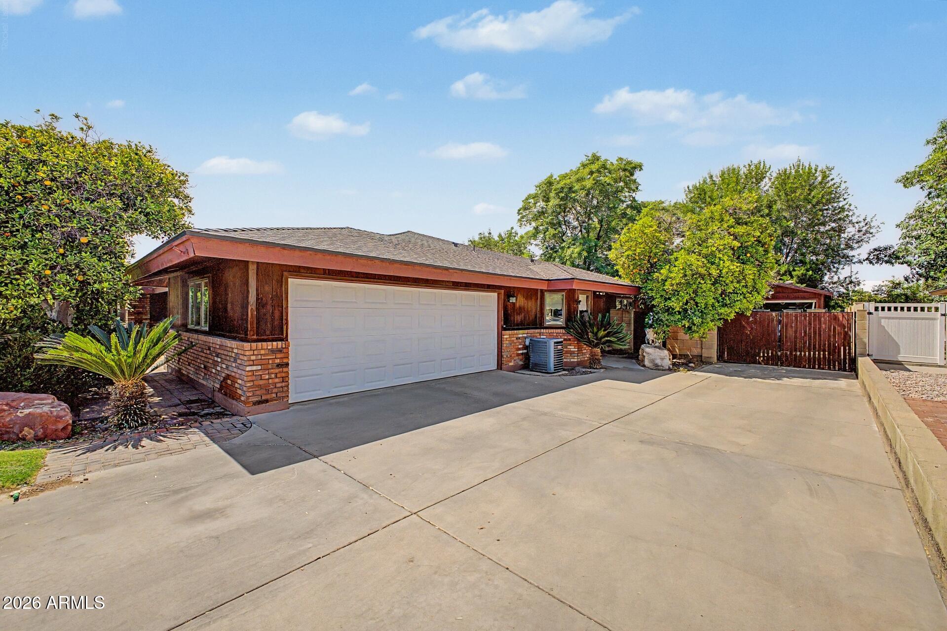 1918 E HUBER Street