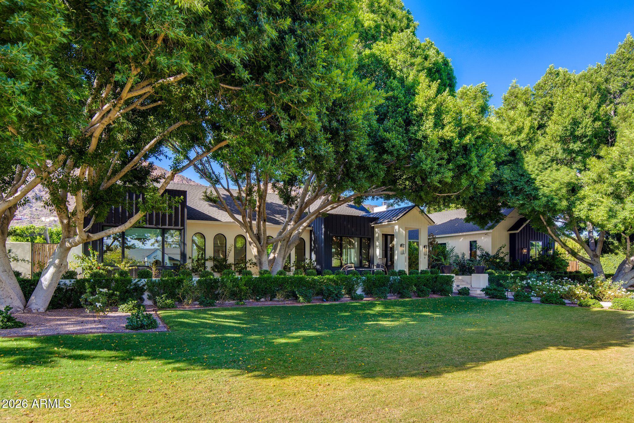 CASA DE CAMELBACK - Residential
