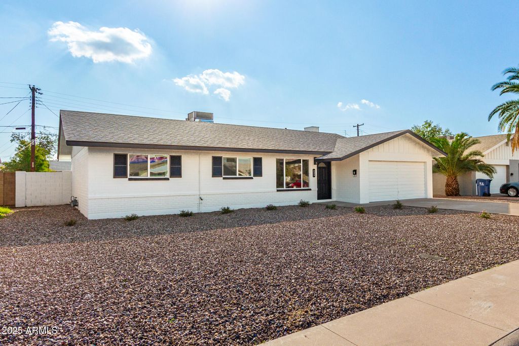 Photo of 233 E Erie Drive, Tempe, AZ 85282 (MLS # 6952780)
