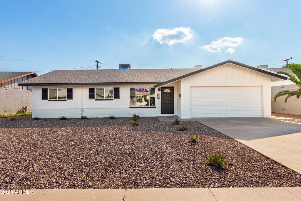 Photo of 233 E Erie Drive, Tempe, AZ 85282 (MLS # 6952780)