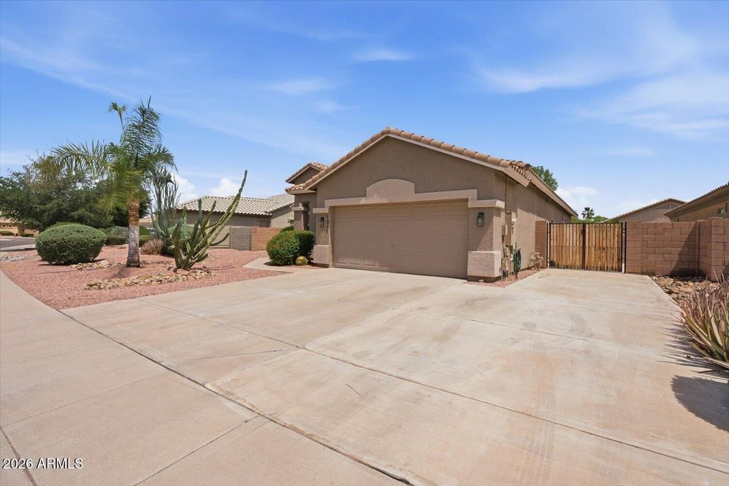 Photo of 1311 S Canyon Oaks Way, Chandler, AZ 85286 (MLS # 7017064)
