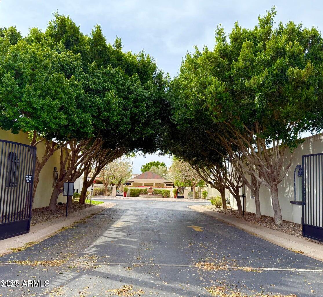 2631 E BEEKMAN Place