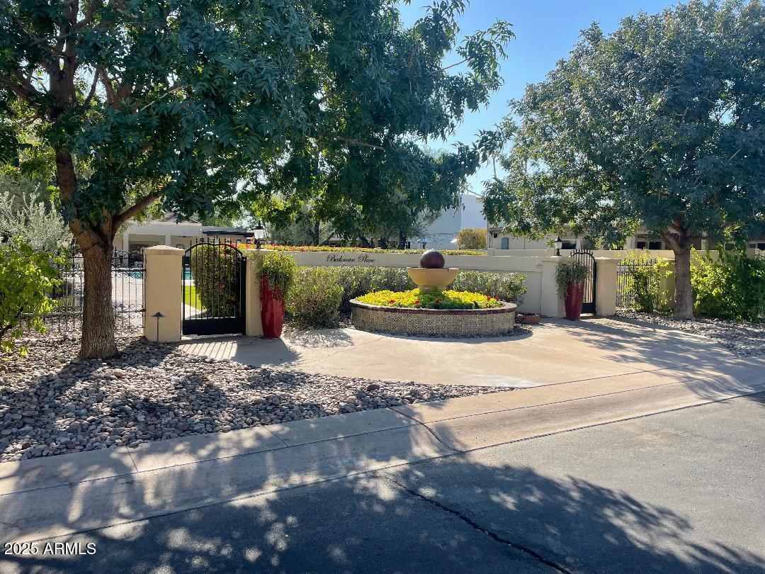 2631 E BEEKMAN Place