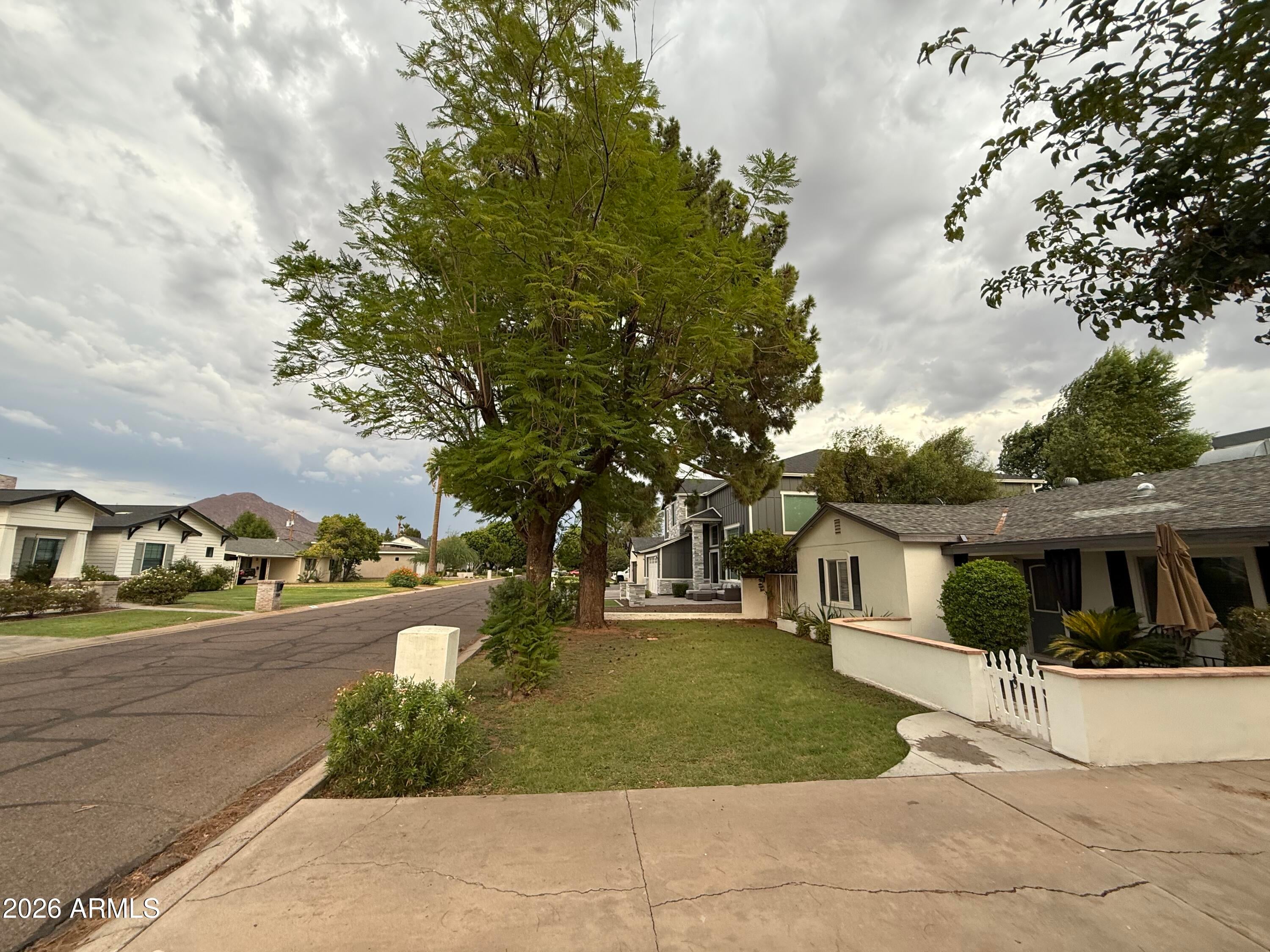 3907 E DEVONSHIRE Avenue