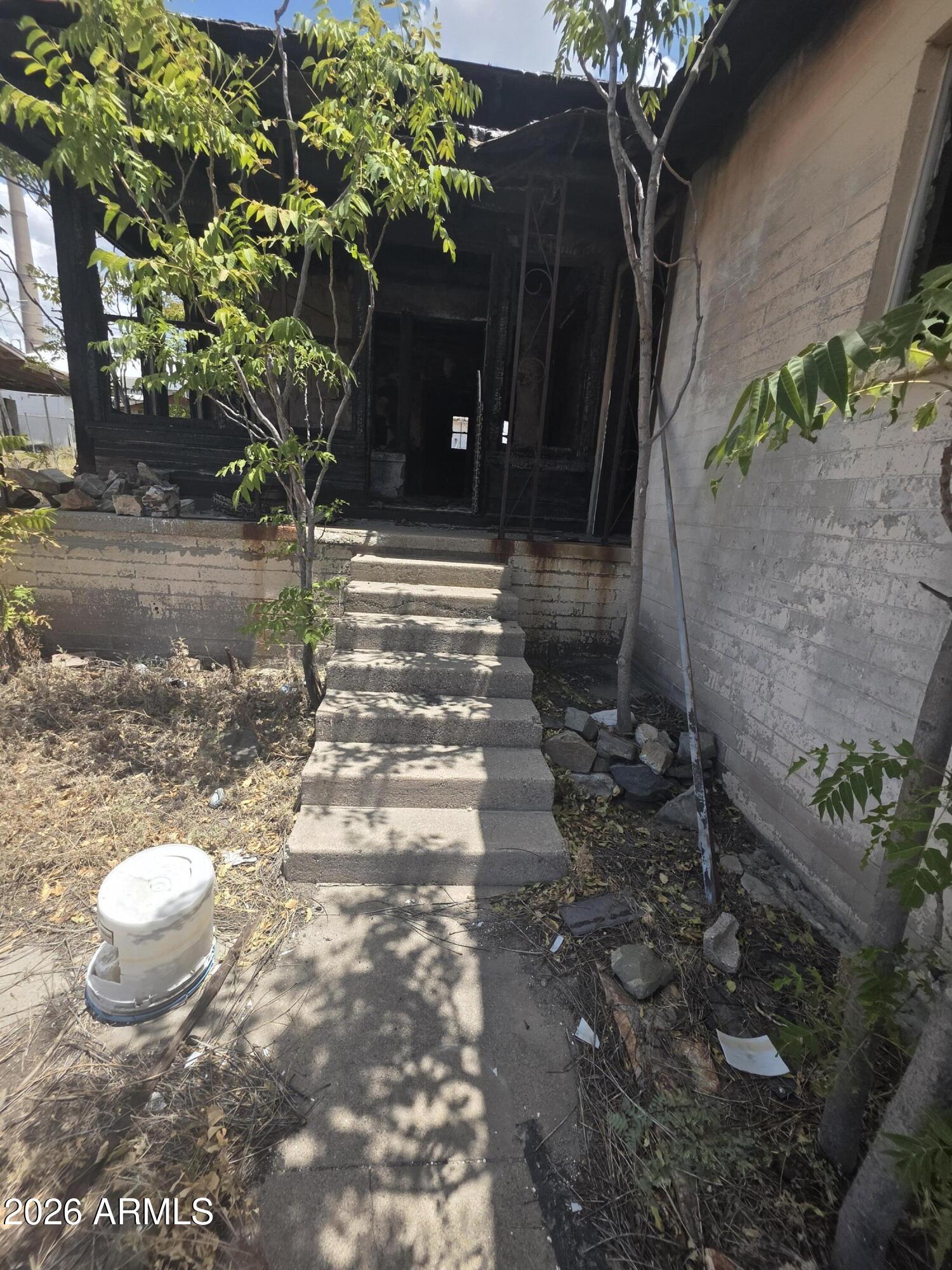 590 N VELASCO Avenue