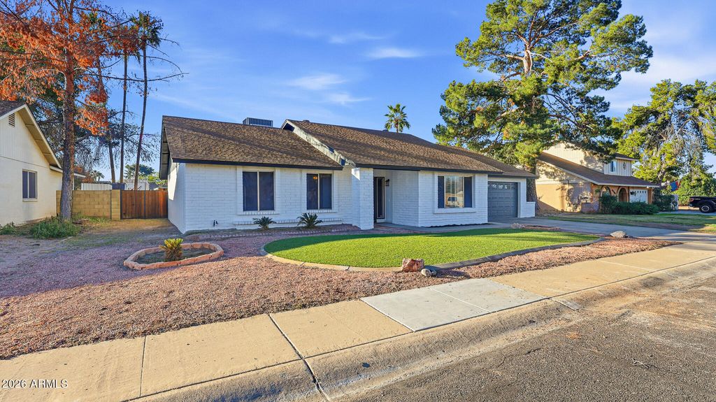 Photo of 6233 W Desert Hills Drive, Glendale, AZ 85304 (MLS # 6967786)