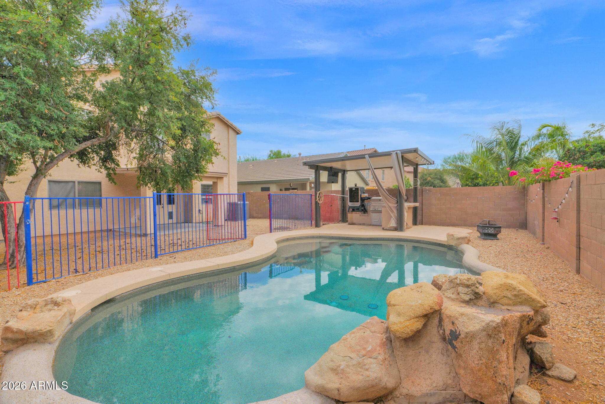 2521 W RED FOX Road