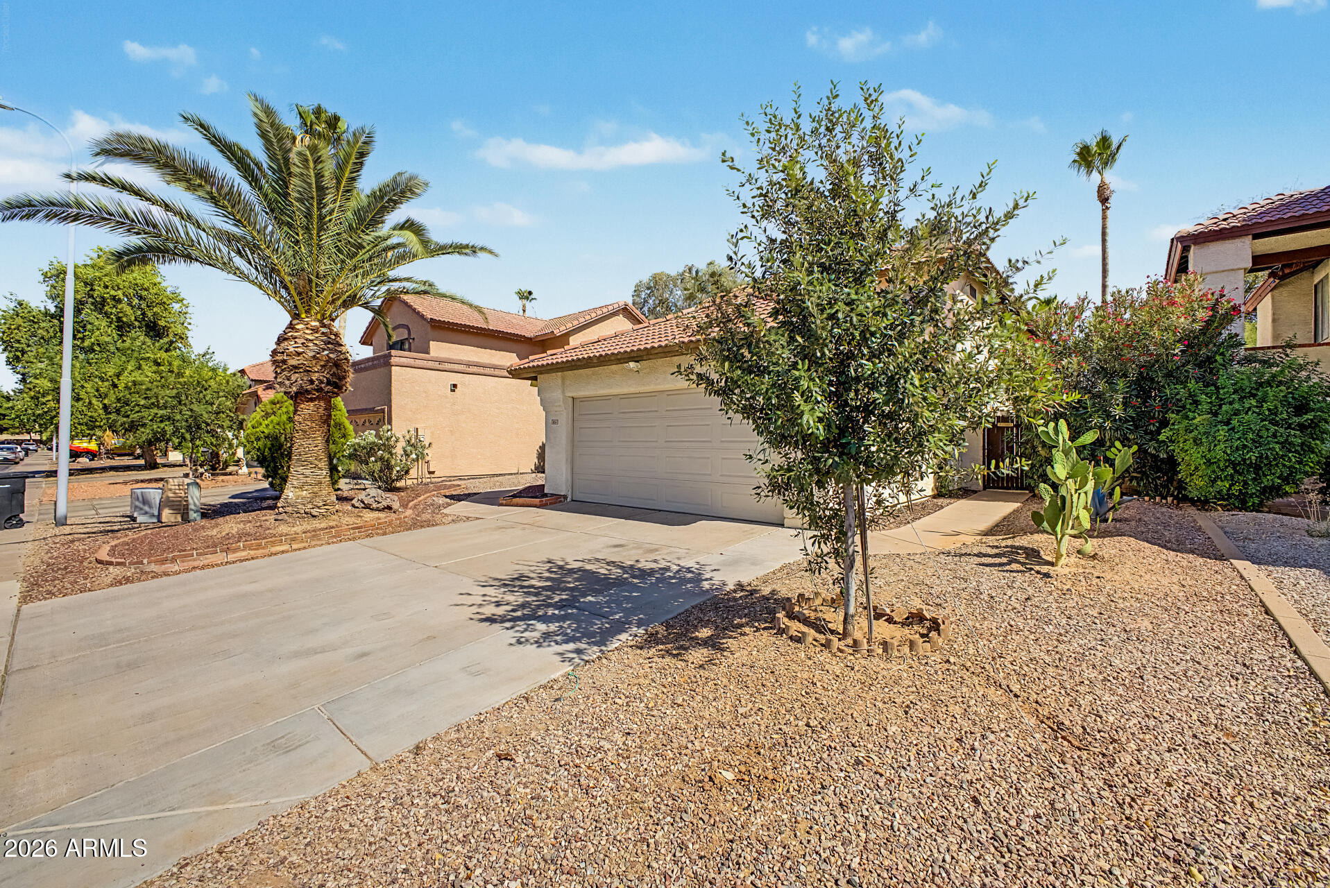 929 E MANOR Drive