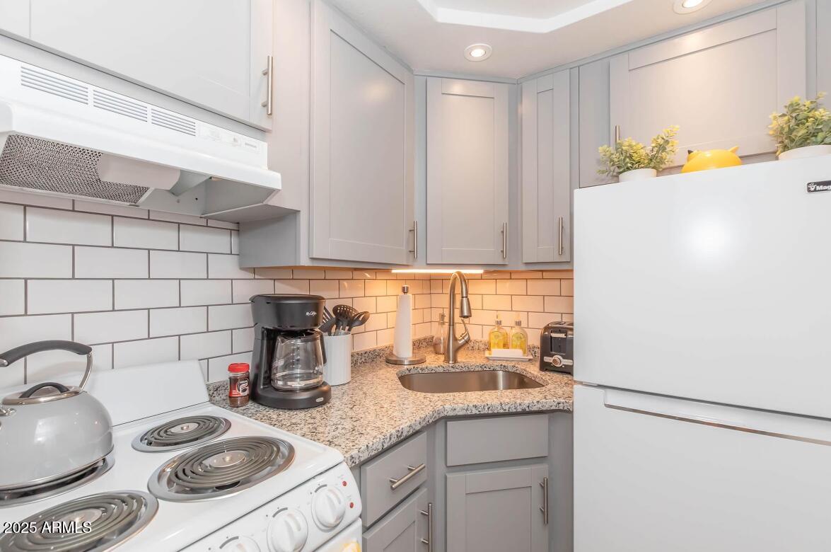 2936 E INDIAN SCHOOL Road ST