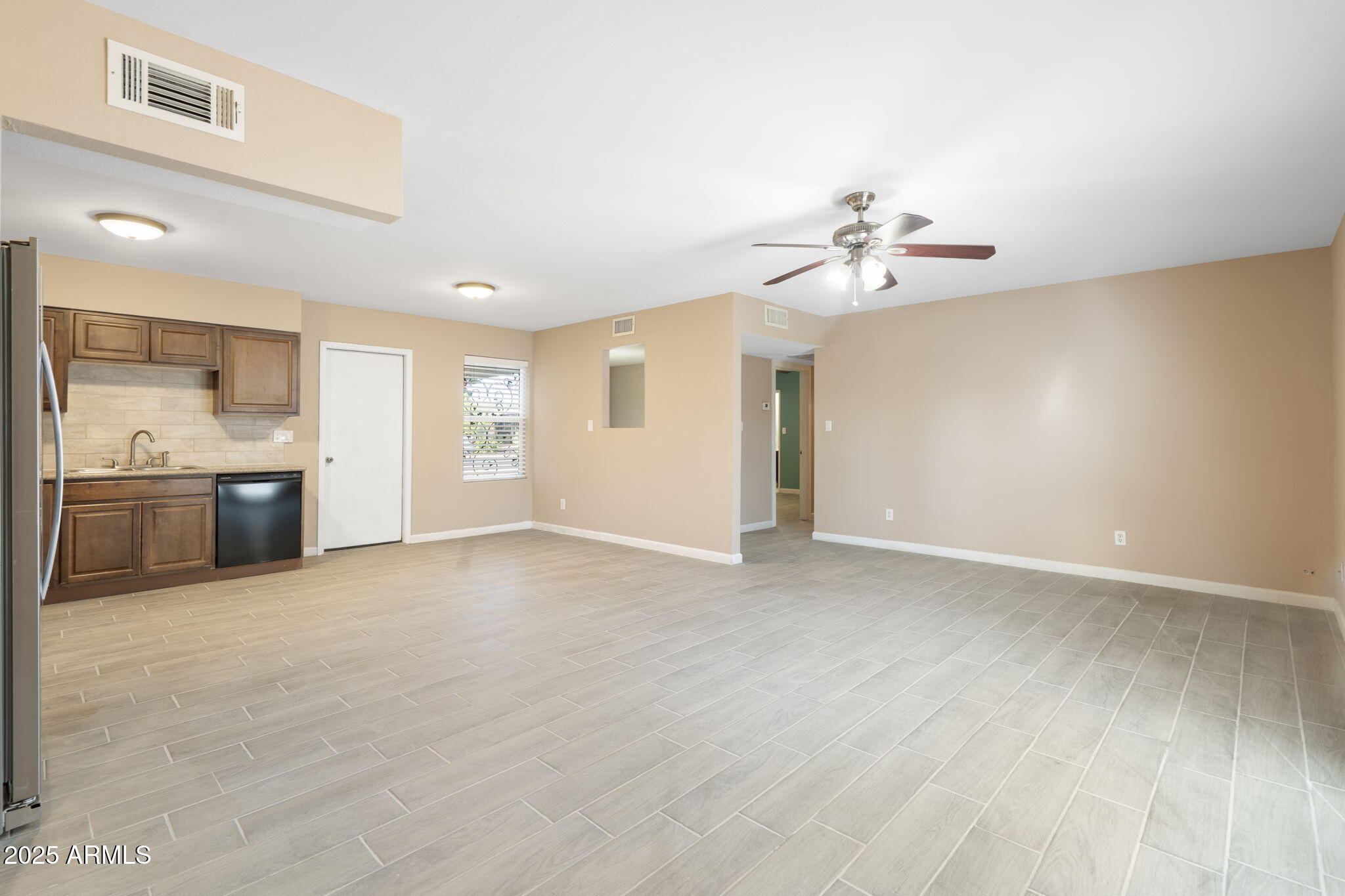 1121 W HALSTEAD Drive