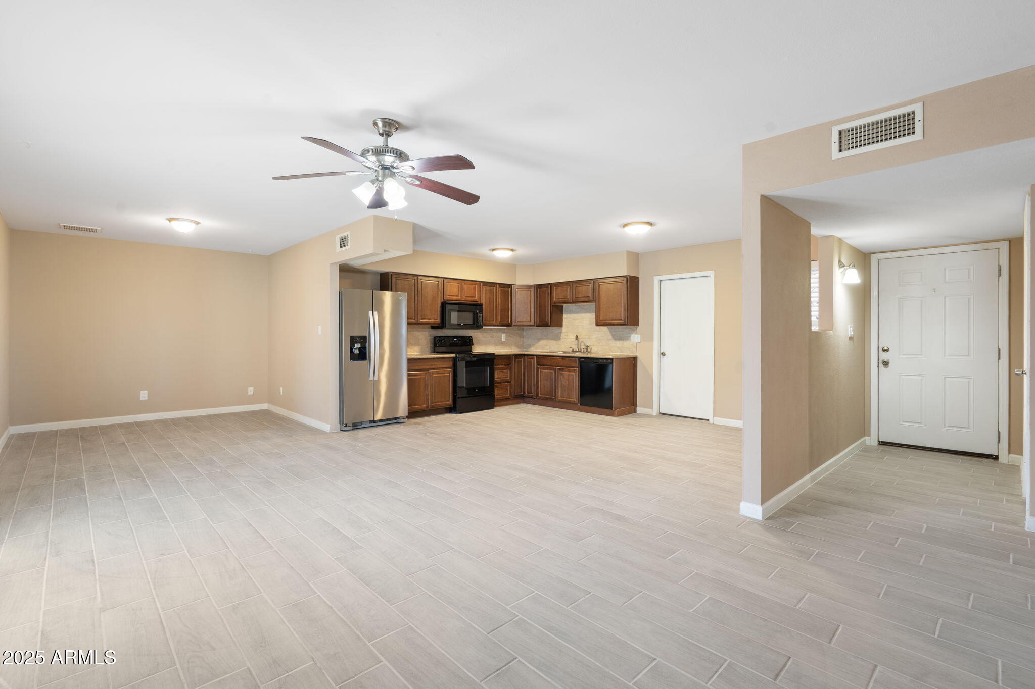 1121 W HALSTEAD Drive