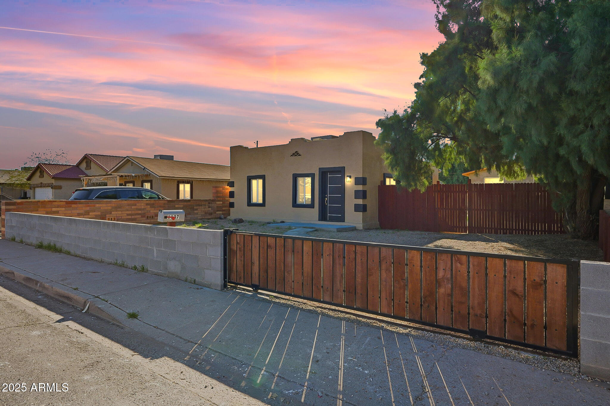 1137 W MOHAVE Street