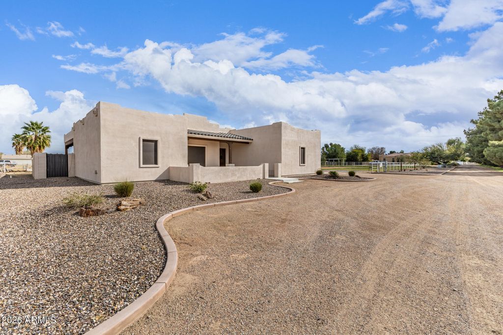 Photo of 17524 E Brooks Farm Road, Gilbert, AZ 85298 (MLS # 6985198)