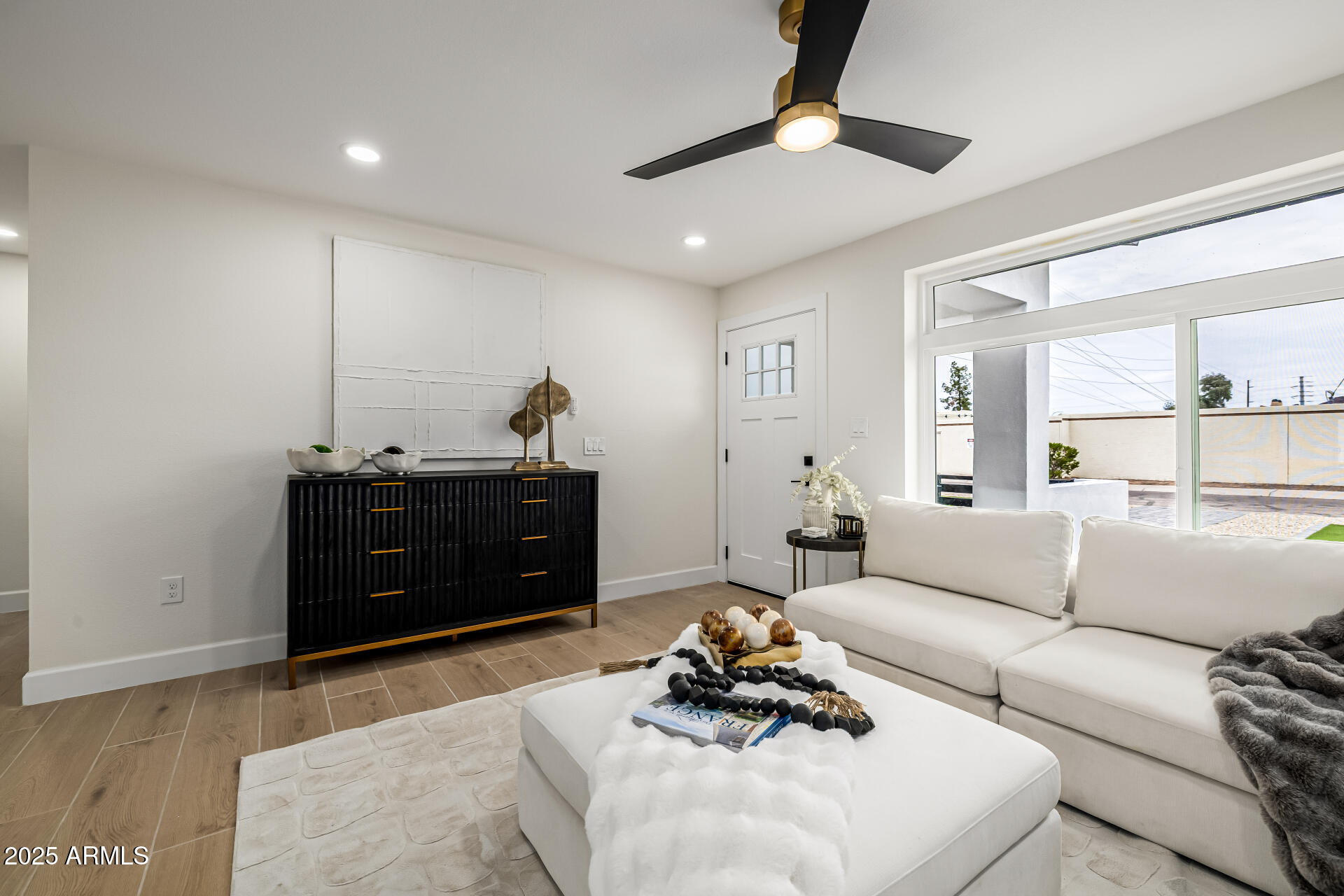 5207 E WINDSOR Avenue