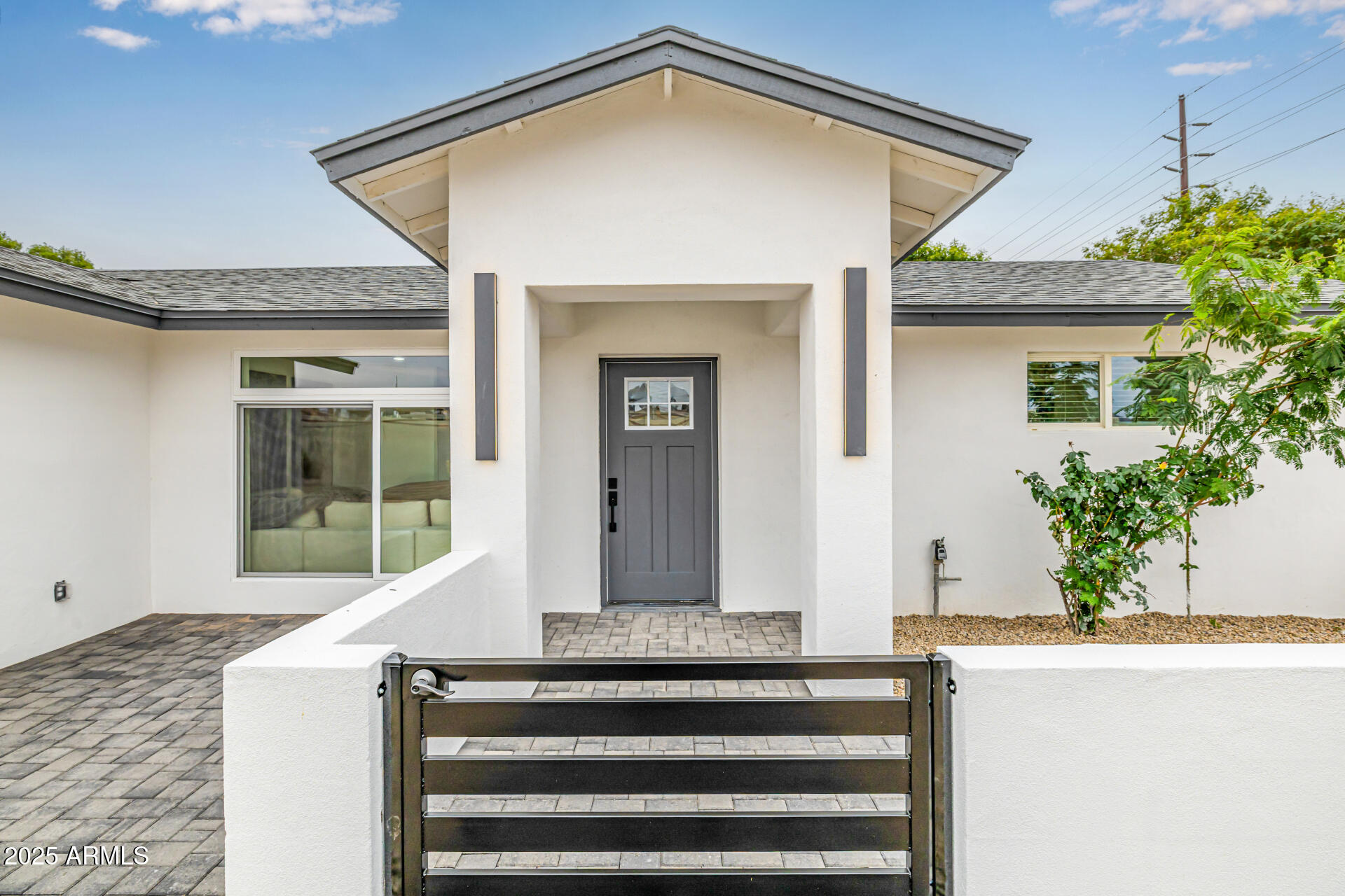 5207 E WINDSOR Avenue