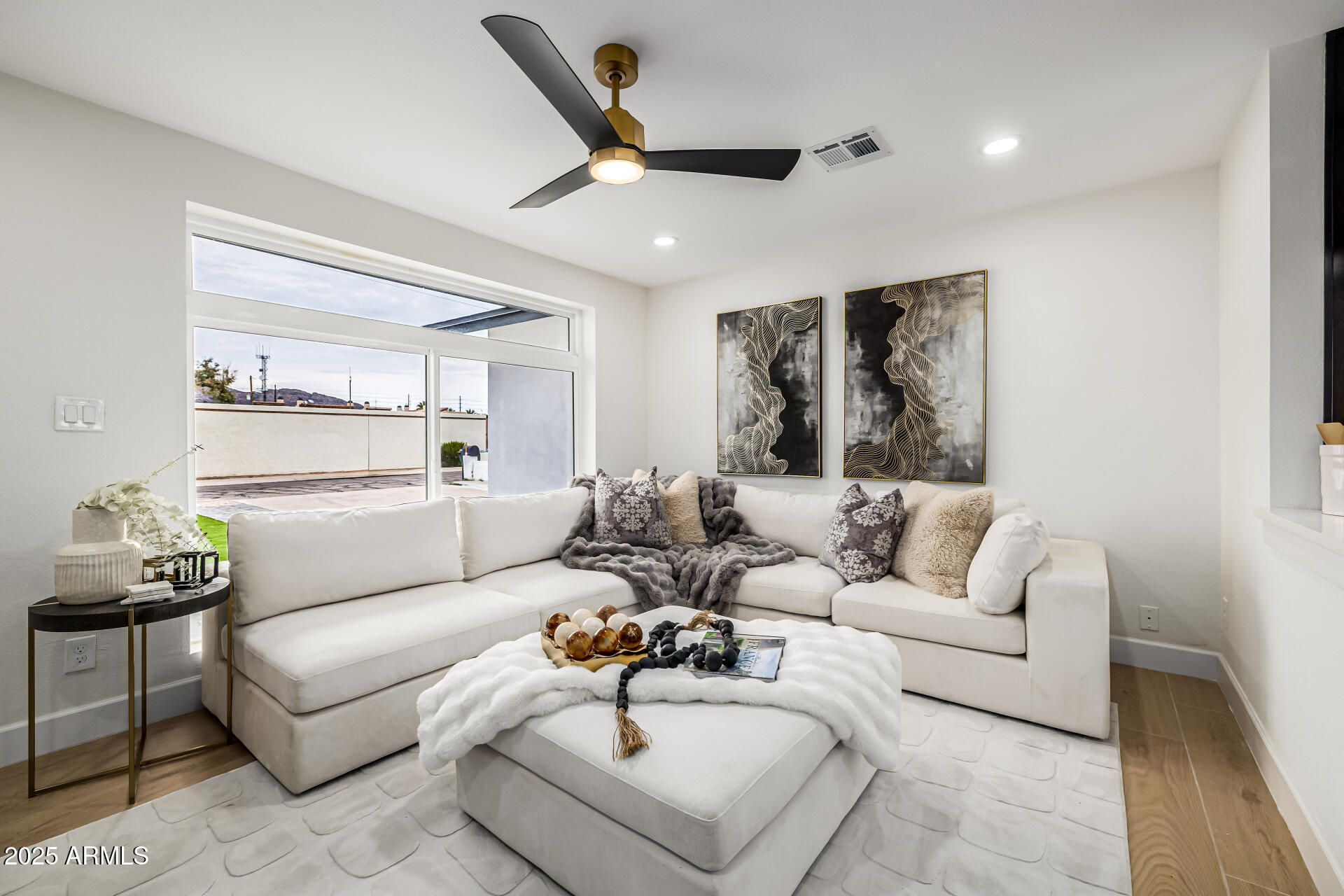 5207 E WINDSOR Avenue