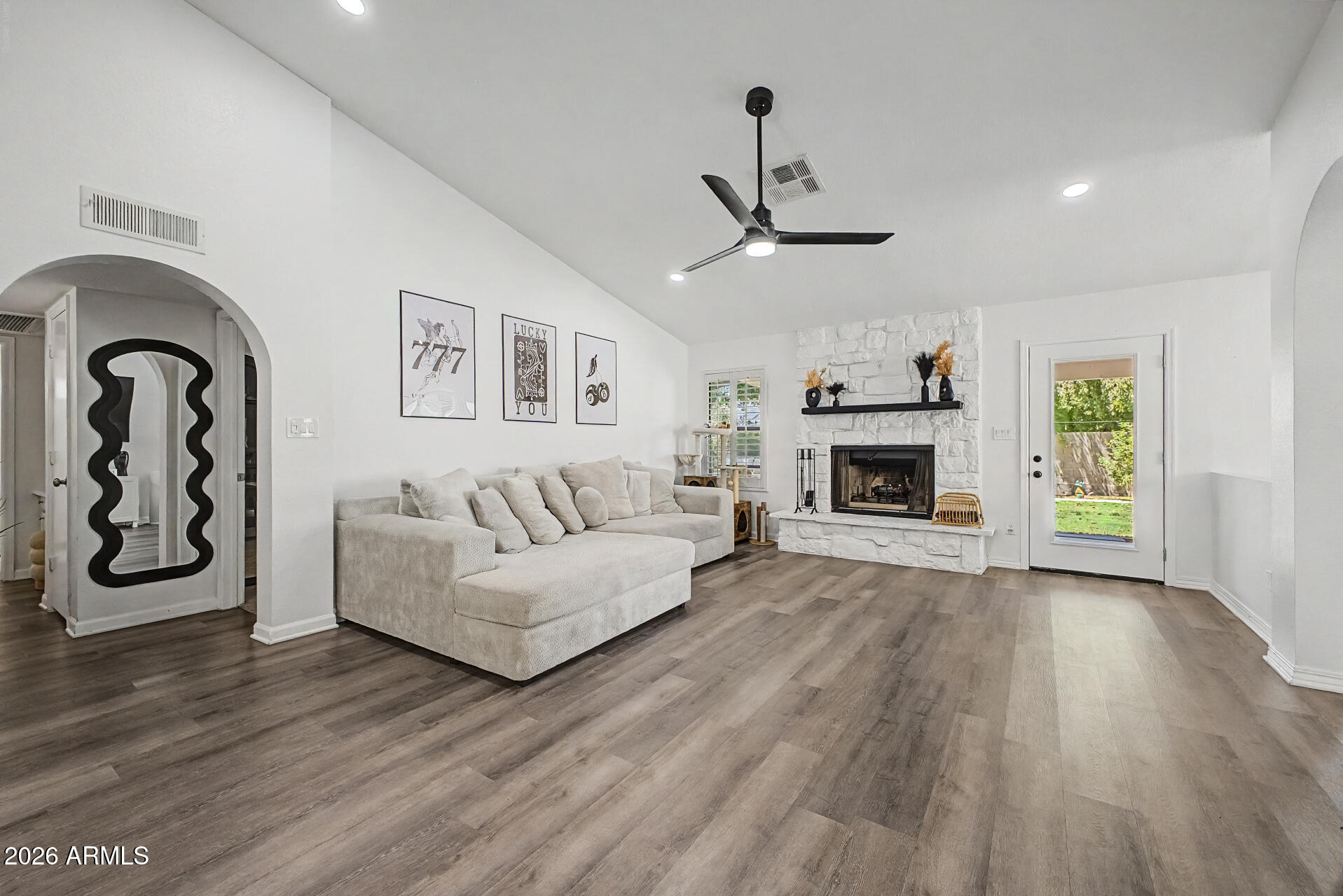 844 E ENCINAS Avenue