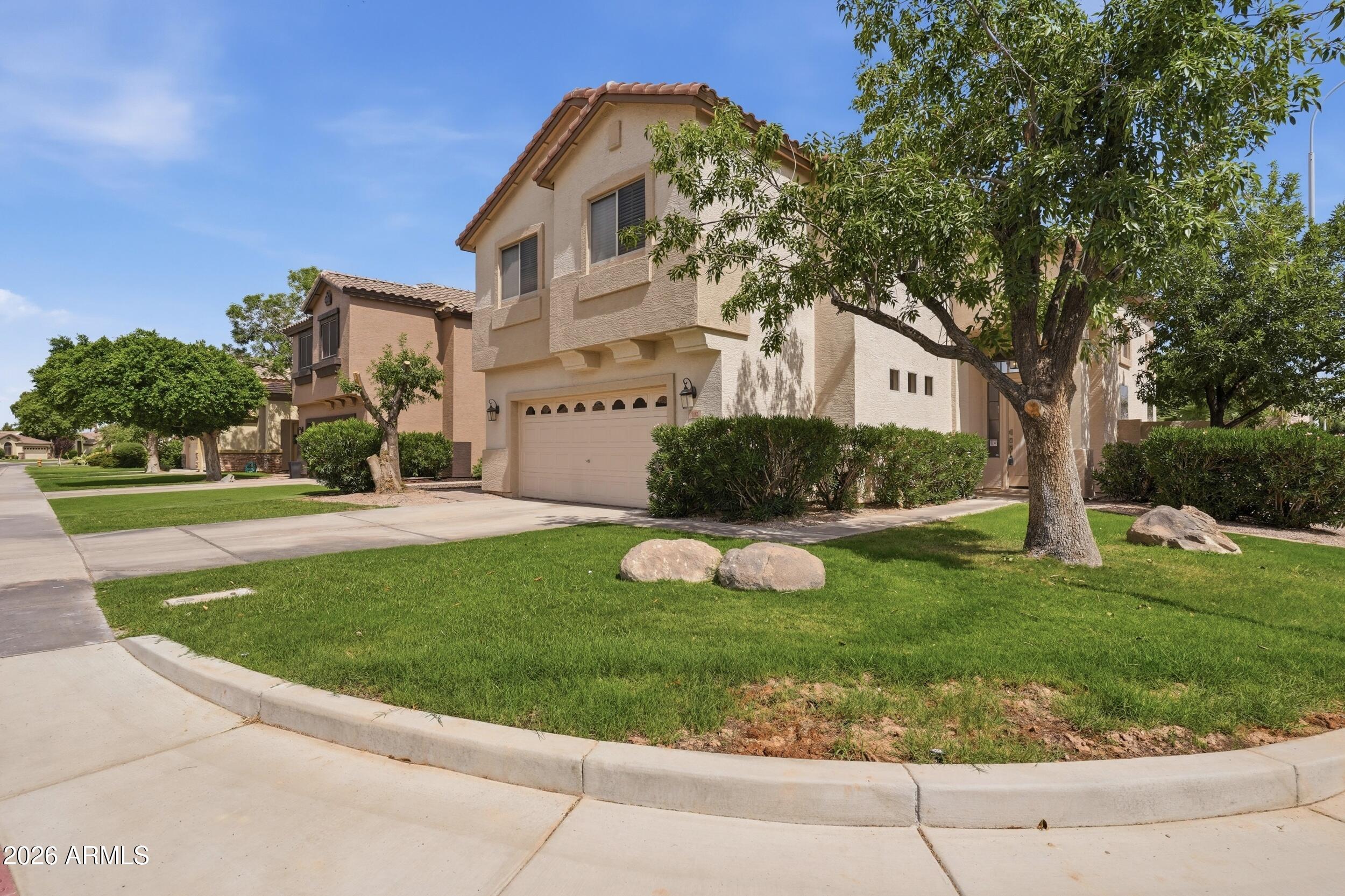 902 W AZALEA Place