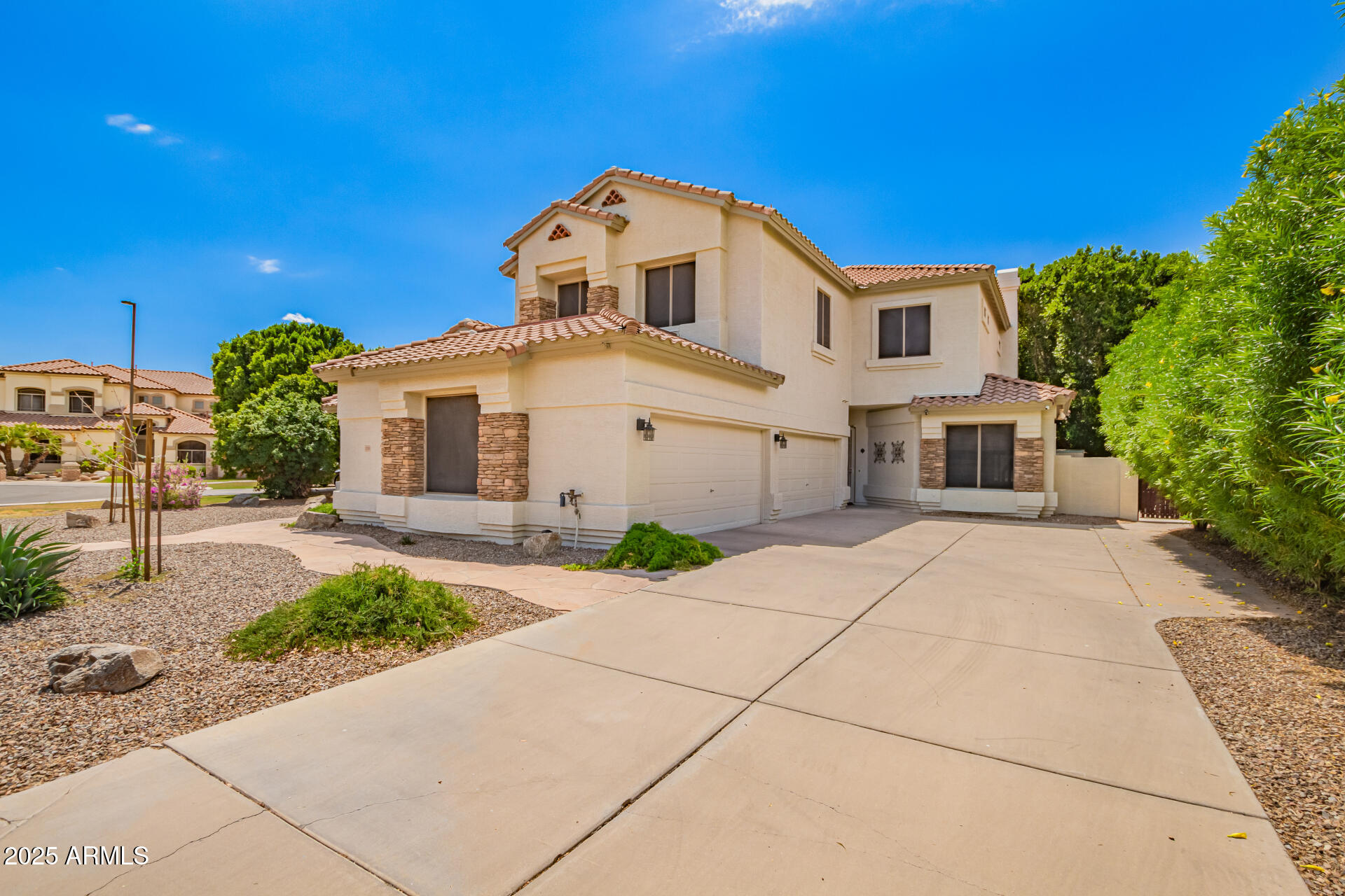 1253 E IVANHOE Court