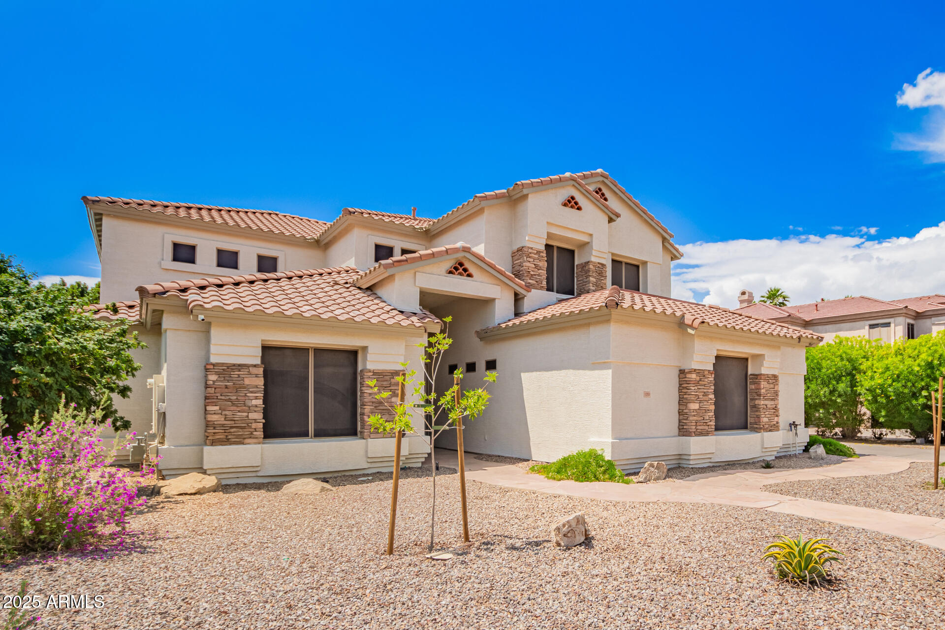1253 E IVANHOE Court