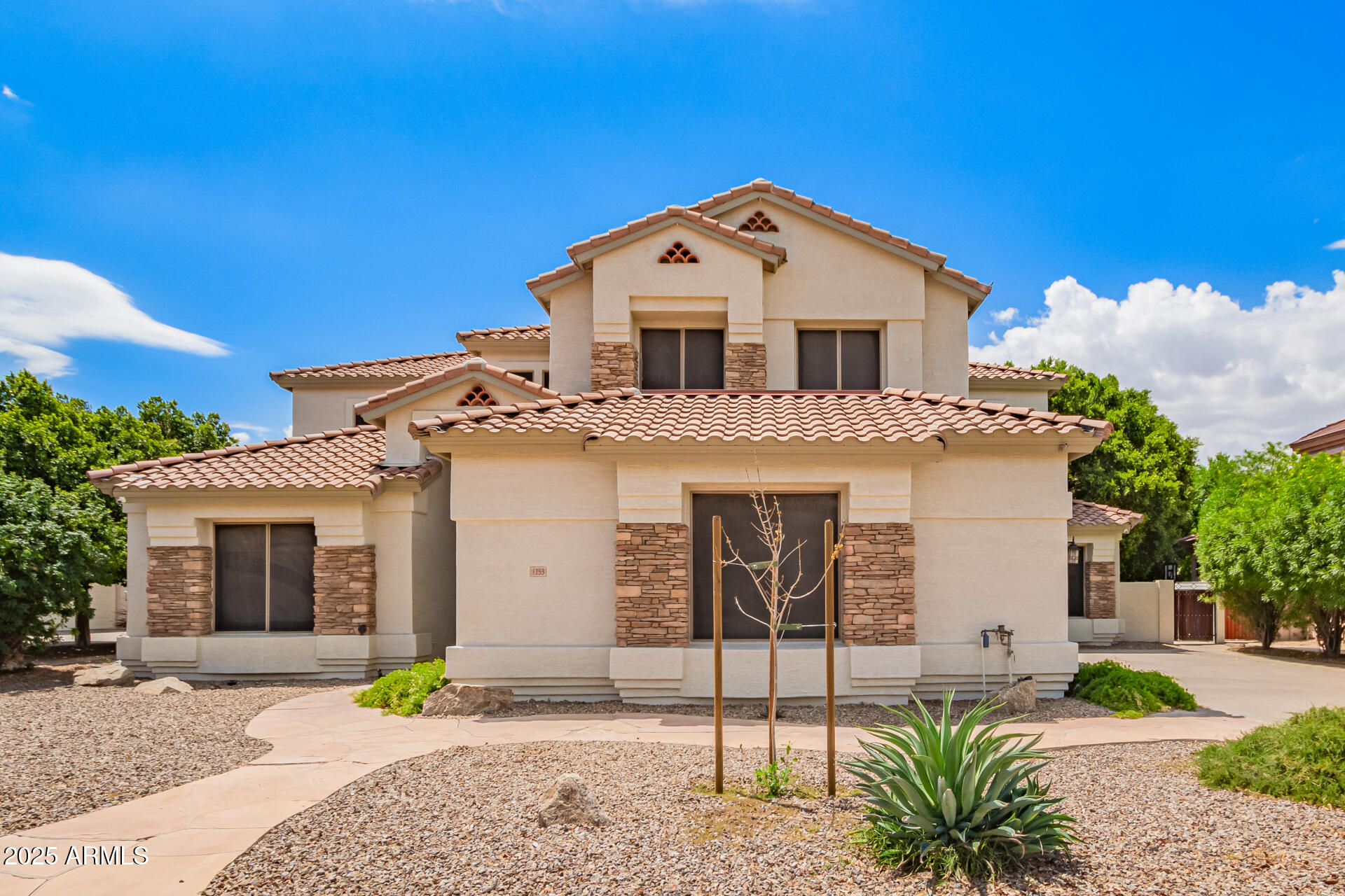 1253 E IVANHOE Court
