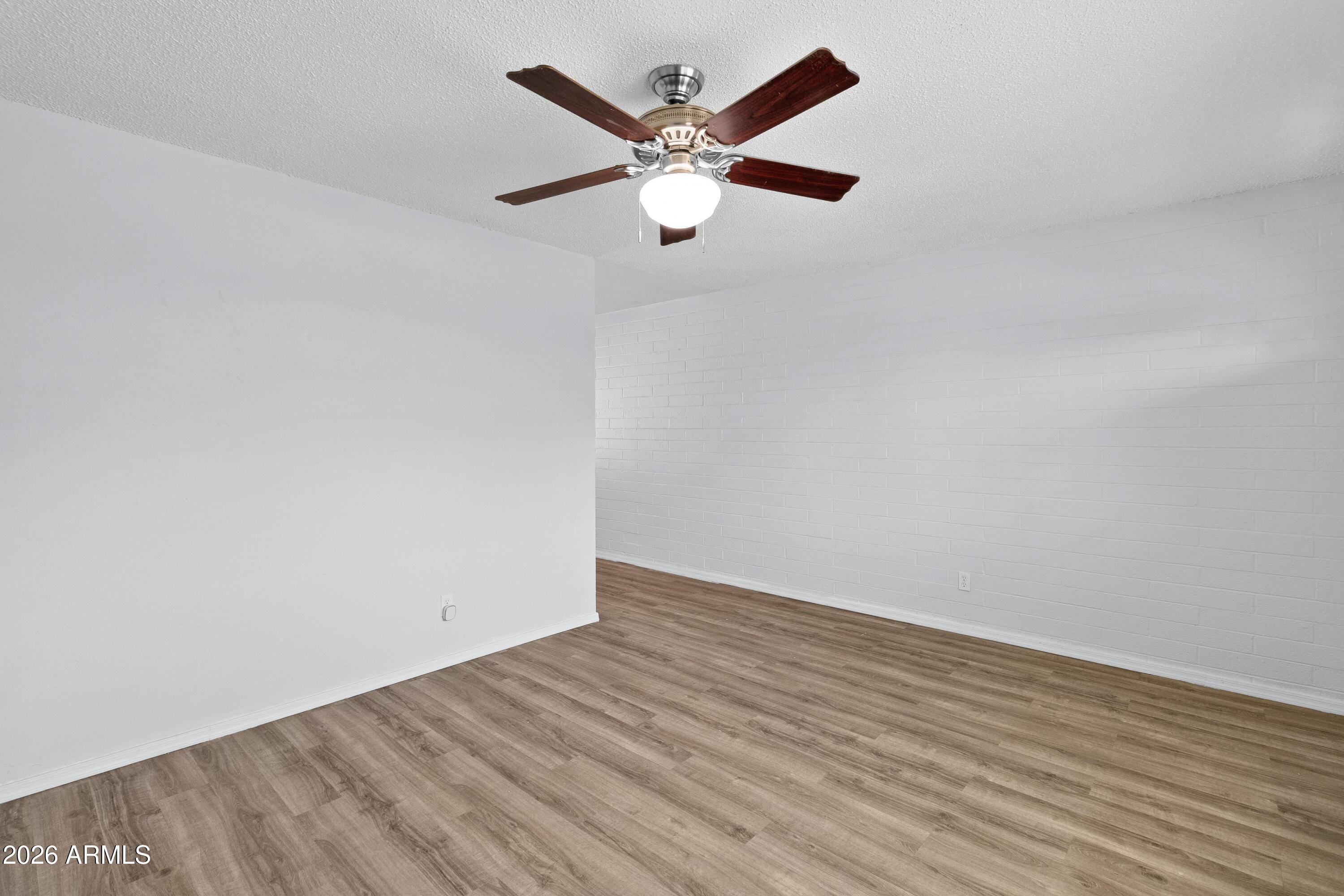 1638 W DESERT COVE Avenue W b