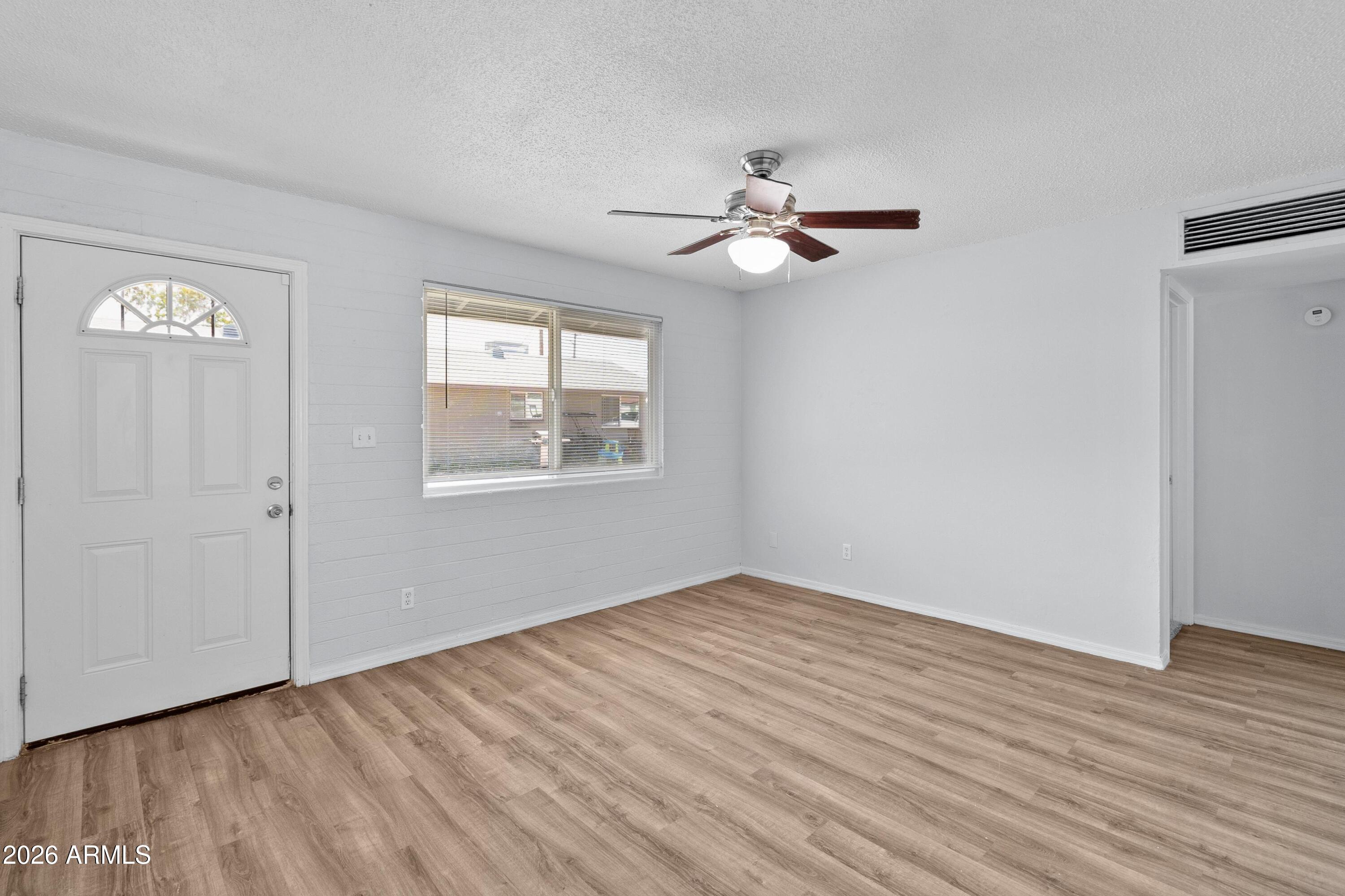 1638 W DESERT COVE Avenue W b