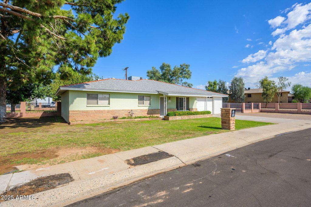 Photo of 7614 W Palmaire Avenue, Glendale, AZ 85303 (MLS # 6931317)