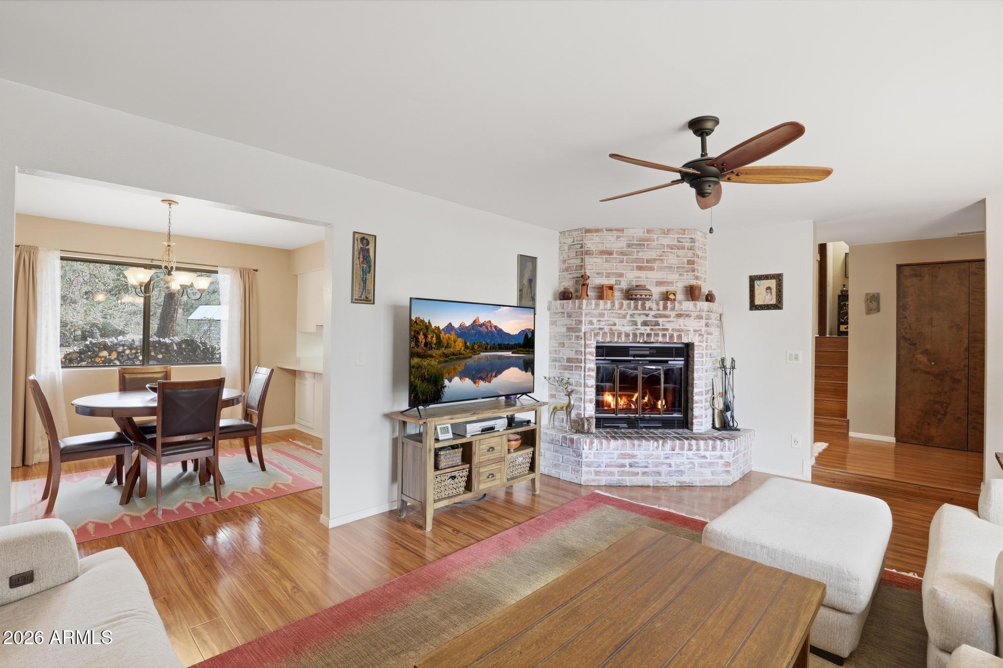 1103 E PINEVIEW Circle