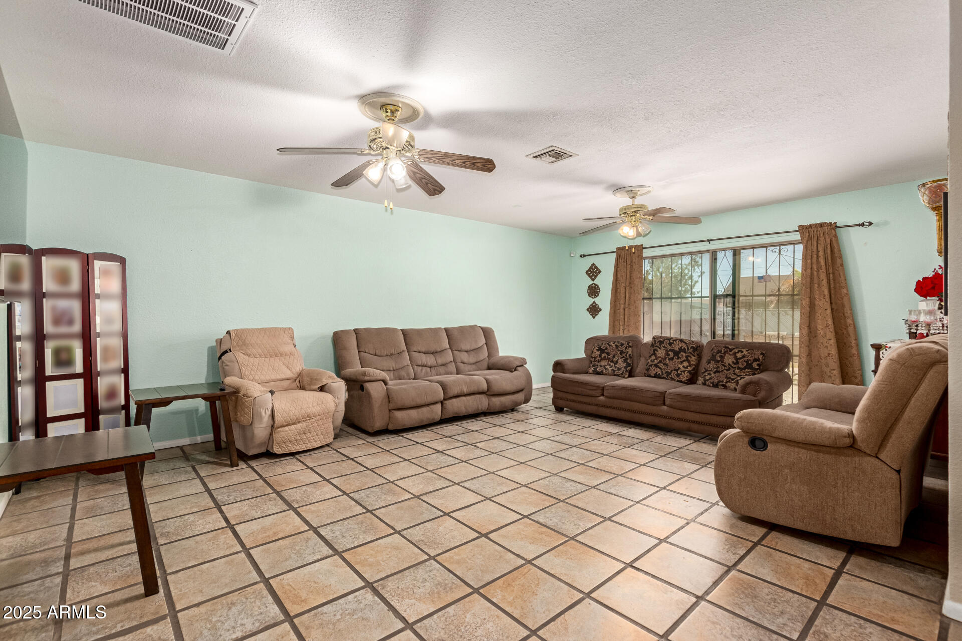 5527 W EARLL Drive