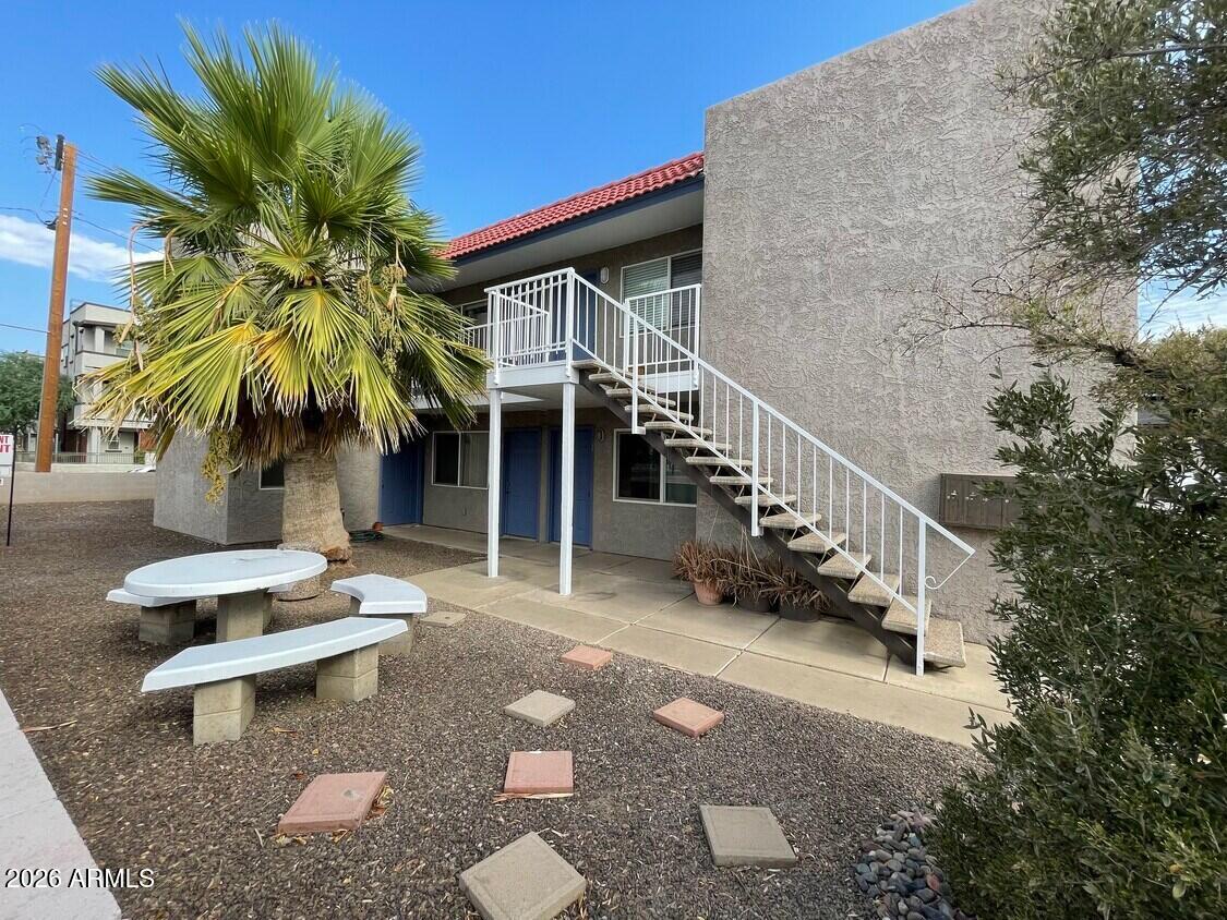 1001 N 9TH Street