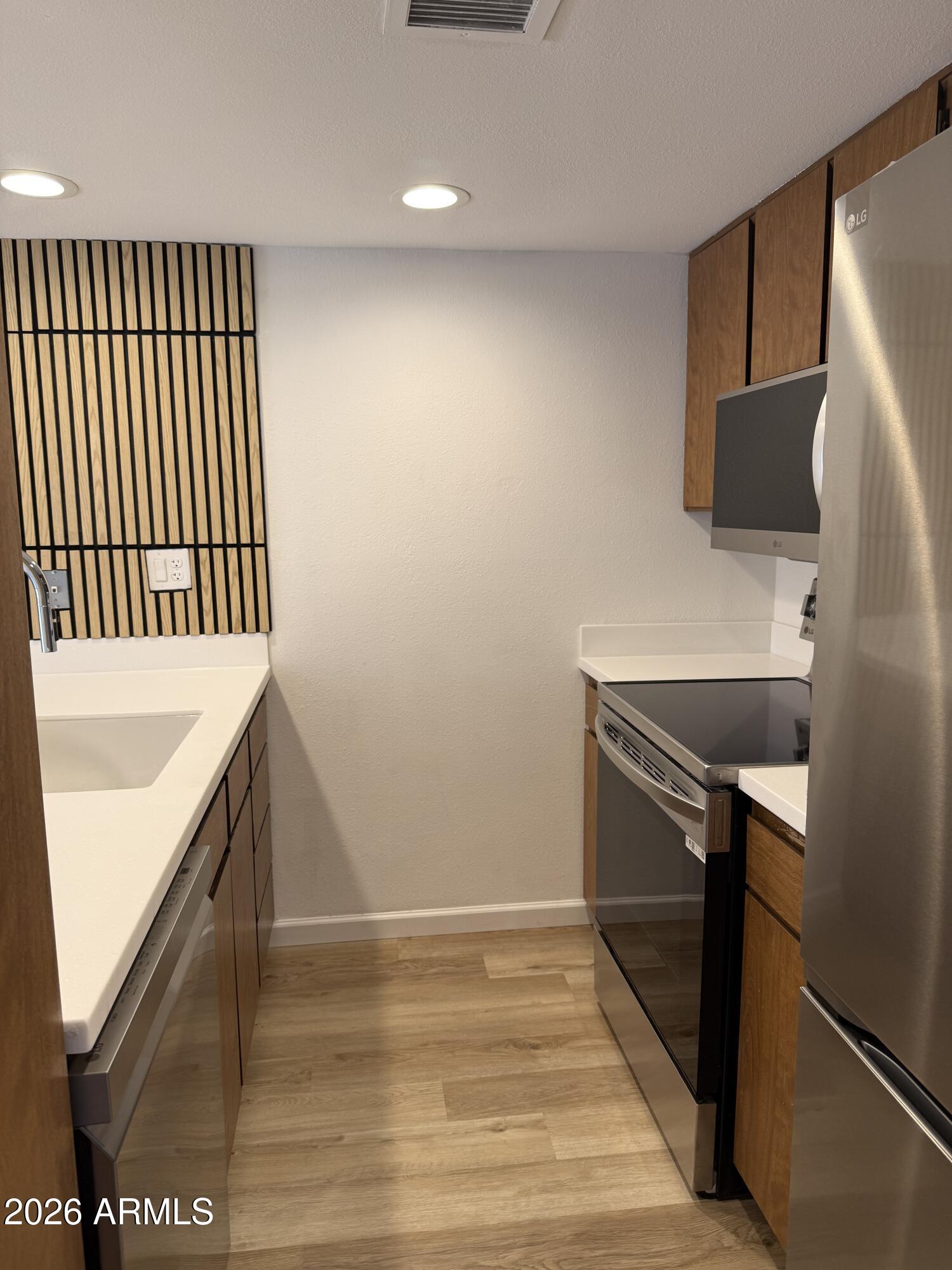 3033 E DEVONSHIRE Avenue 1001