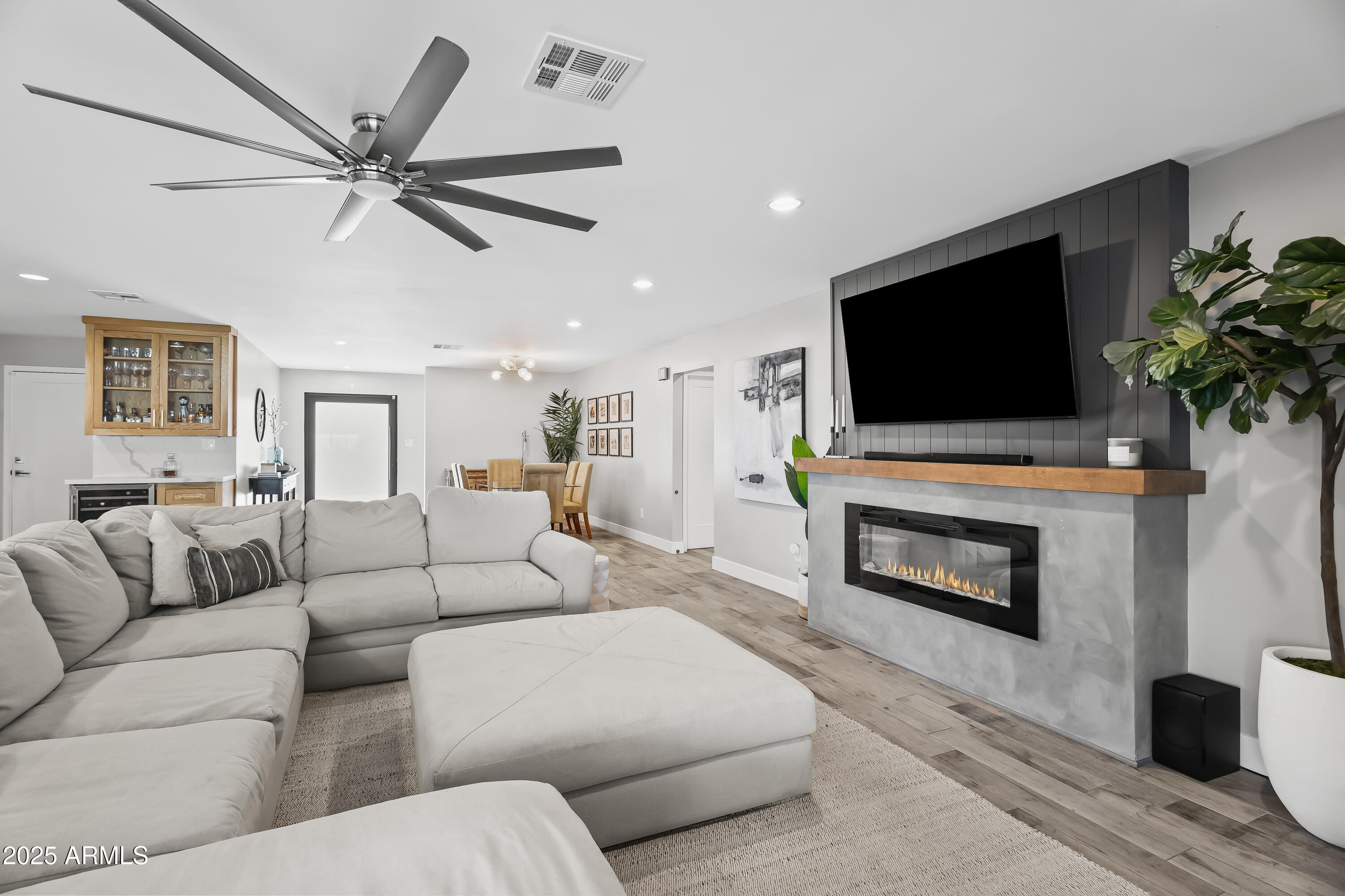 6721 N 14TH Place