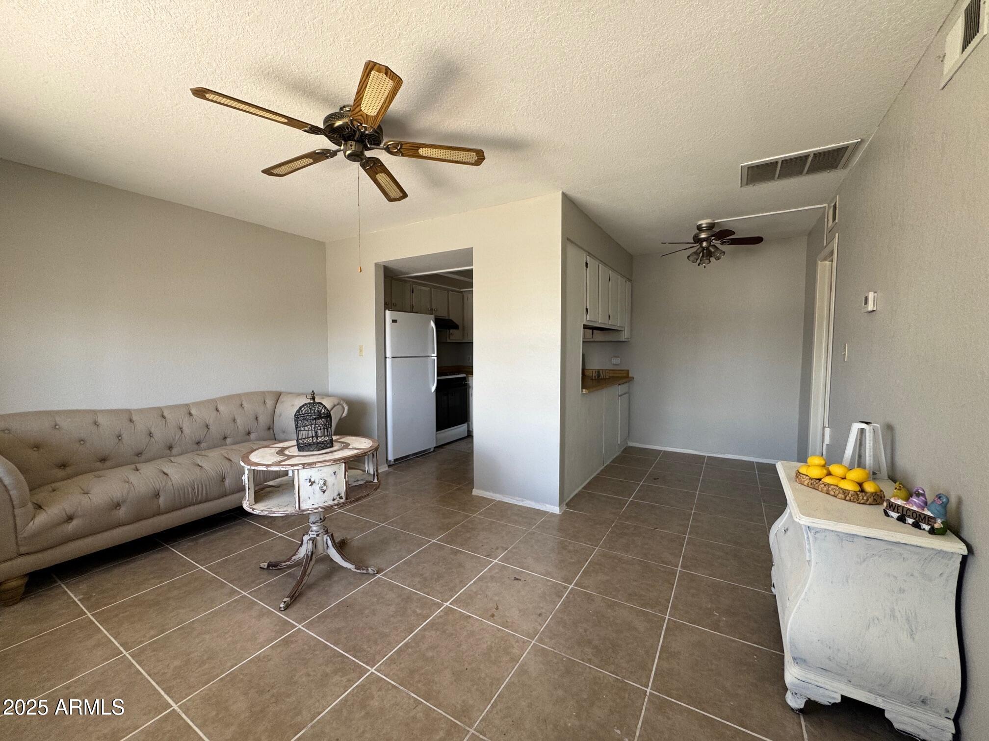 875 E LANCASTER Circle