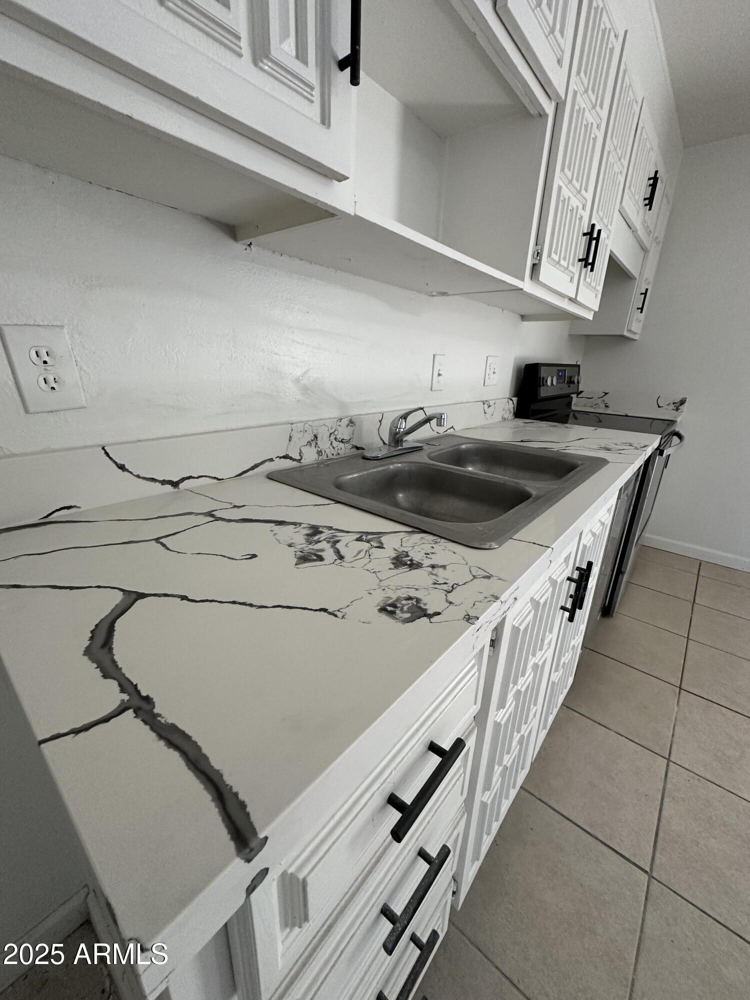 6825 W VERNON Avenue