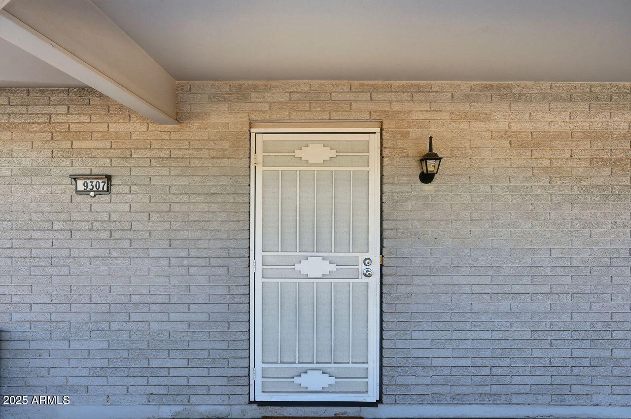 9307 W ARROWHEAD Drive