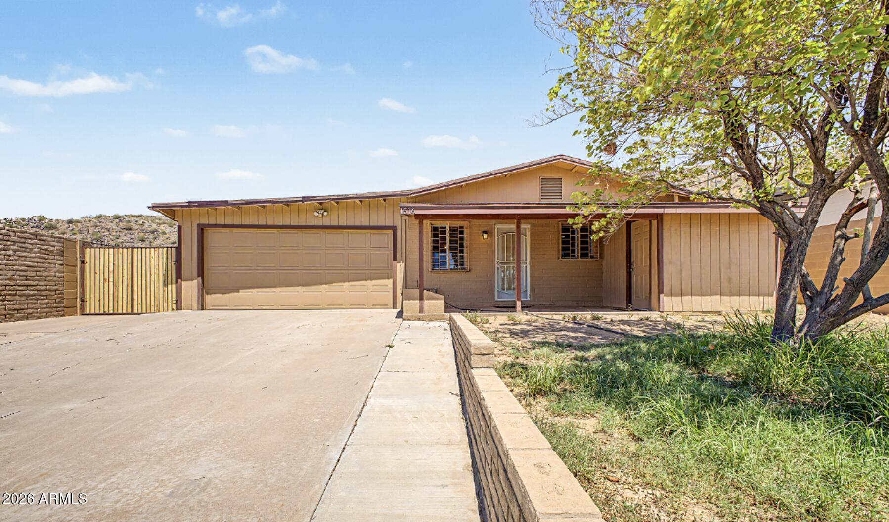 1516 W SHANGRI LA Road