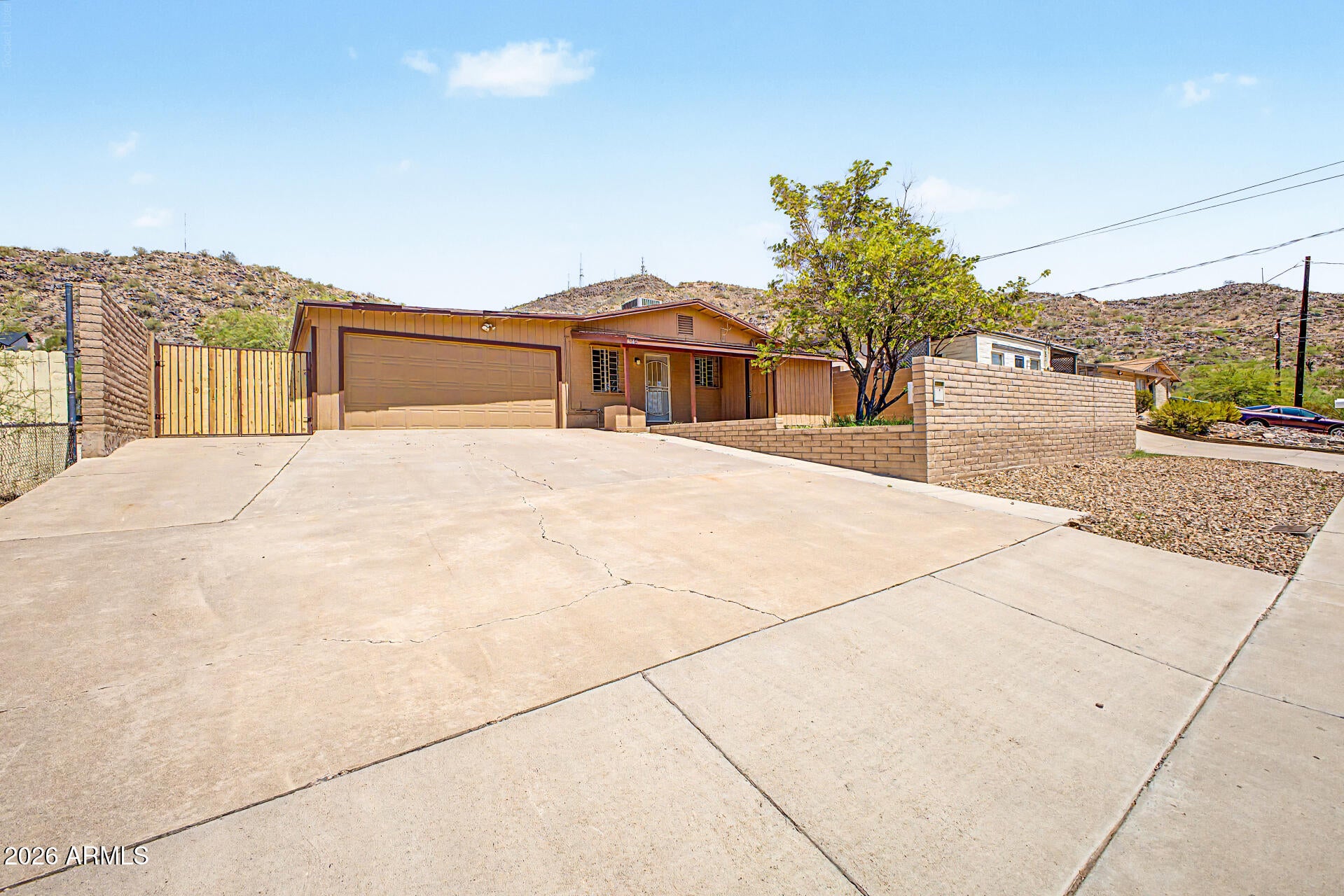 1516 W SHANGRI LA Road